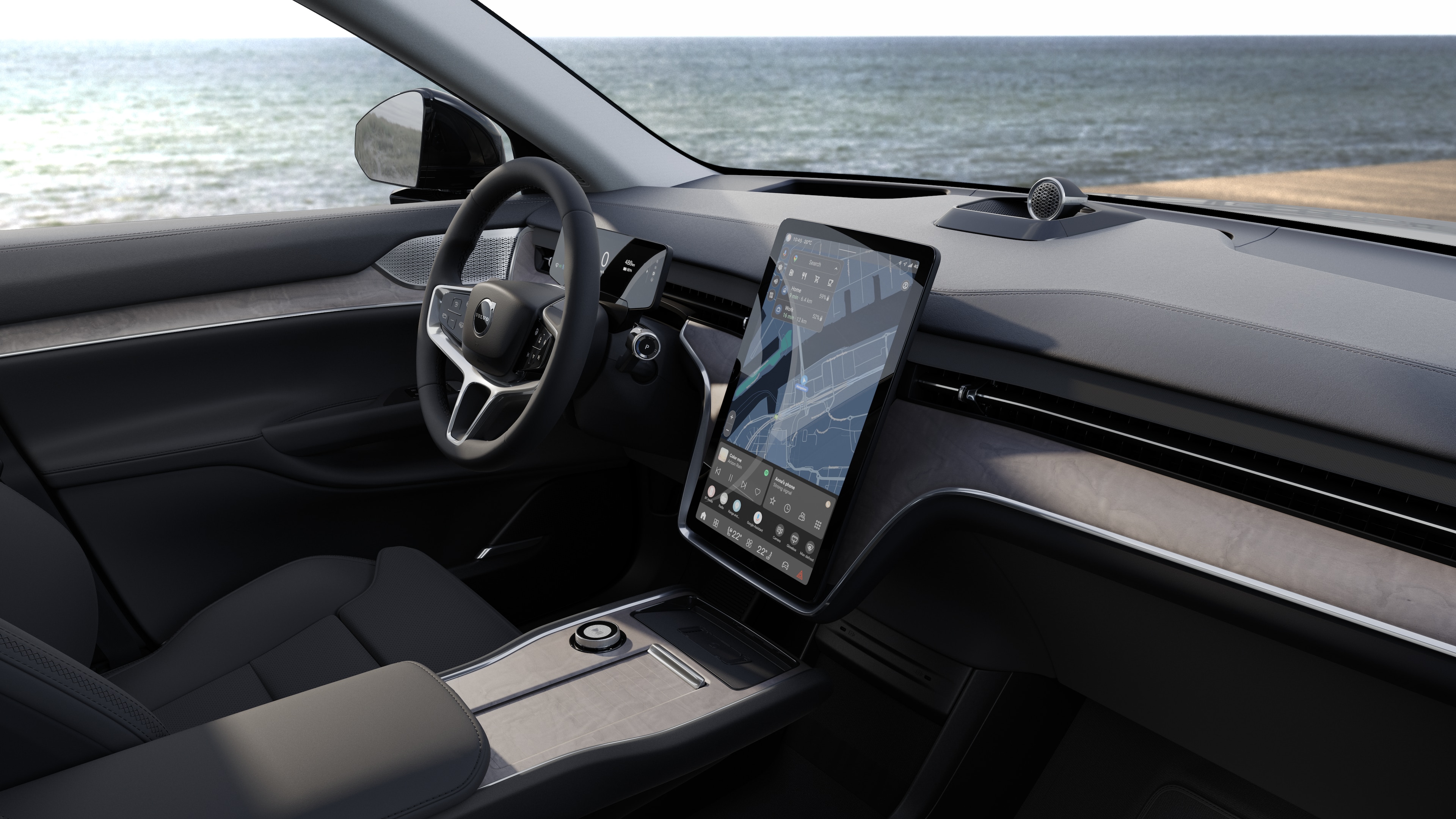 Interior do carro Volvo mostrando painel, volante e console central com display digital em um fundo de estrada aberto.