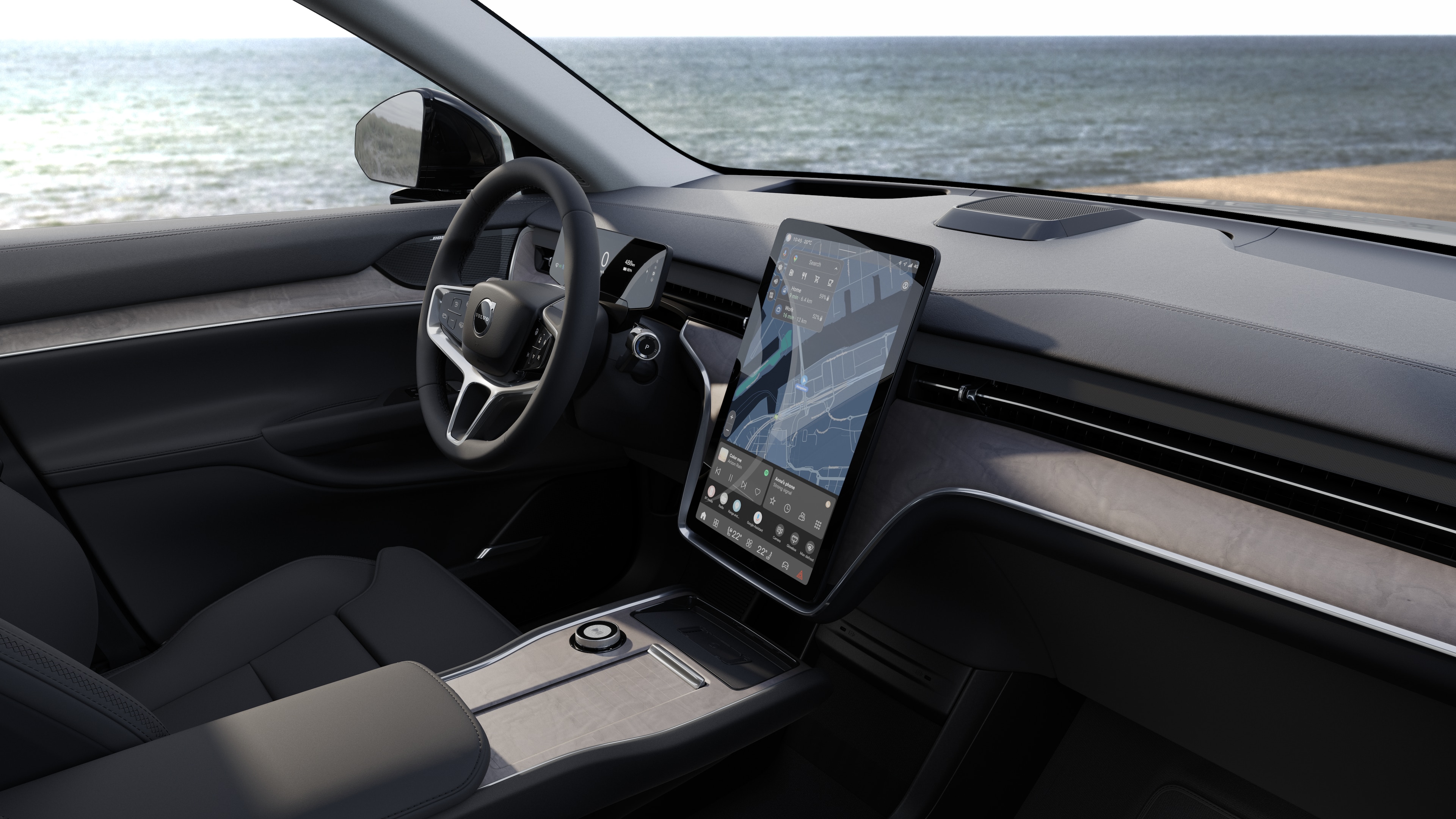 Интериор на автомобил Volvo, показващ арматурното табло, волана и централната конзола с цифров дисплей на открит пътен фон.