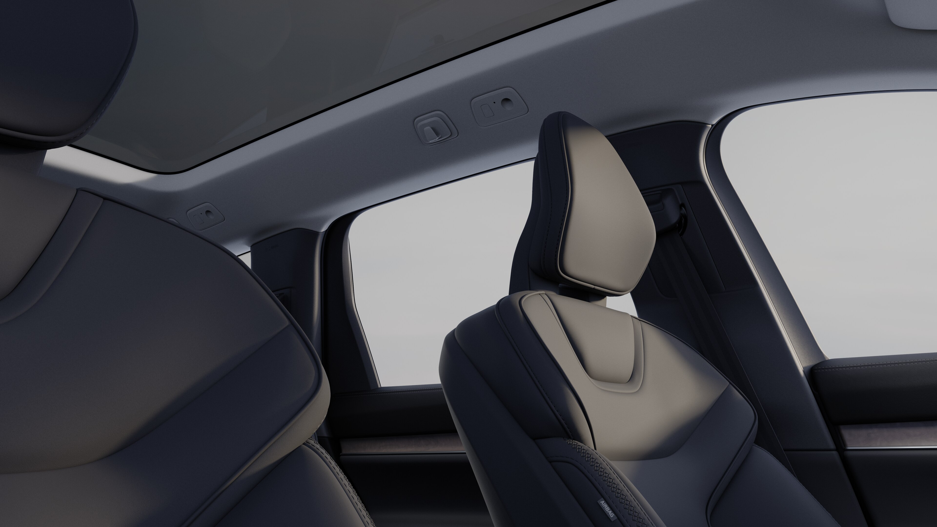 Το εσωτερικό ενός αυτοκινήτου Volvo όπου φαίνονται τα καθίσματα του εμπρός και του πίσω συνοδηγού, το τιμόνι, το ταμπλό και η κεντρική κονσόλα σε απλό φόντο στούντιο.