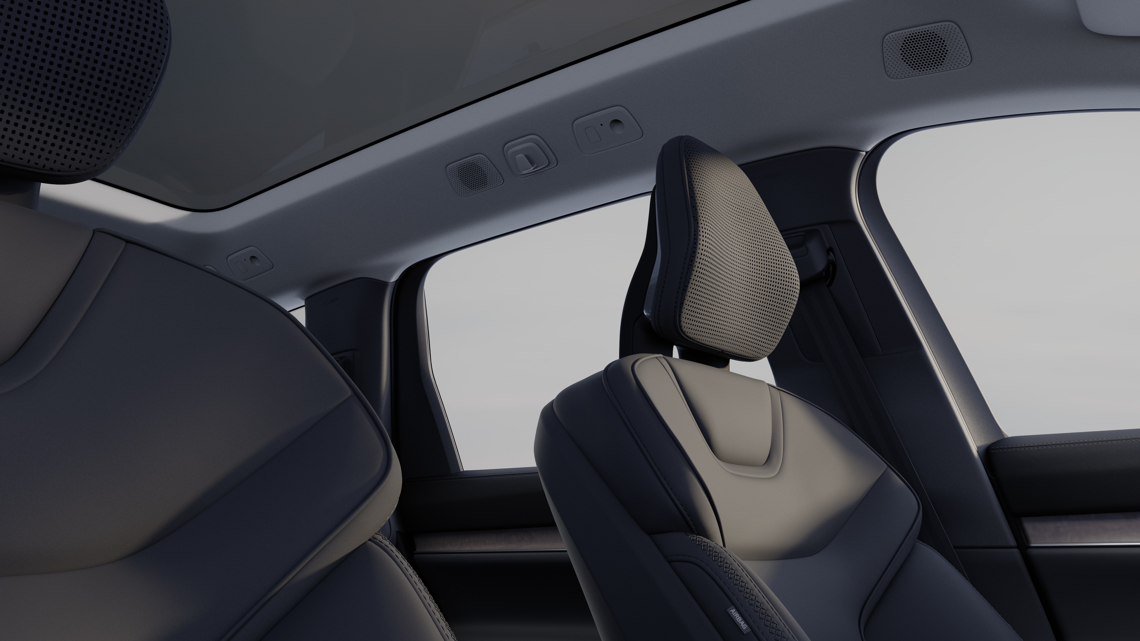 Interior del vehículo Volvo que muestra los asientos delanteros y traseros de los pasajeros, el volante, el salpicadero y la consola central sobre un fondo de estudio liso.