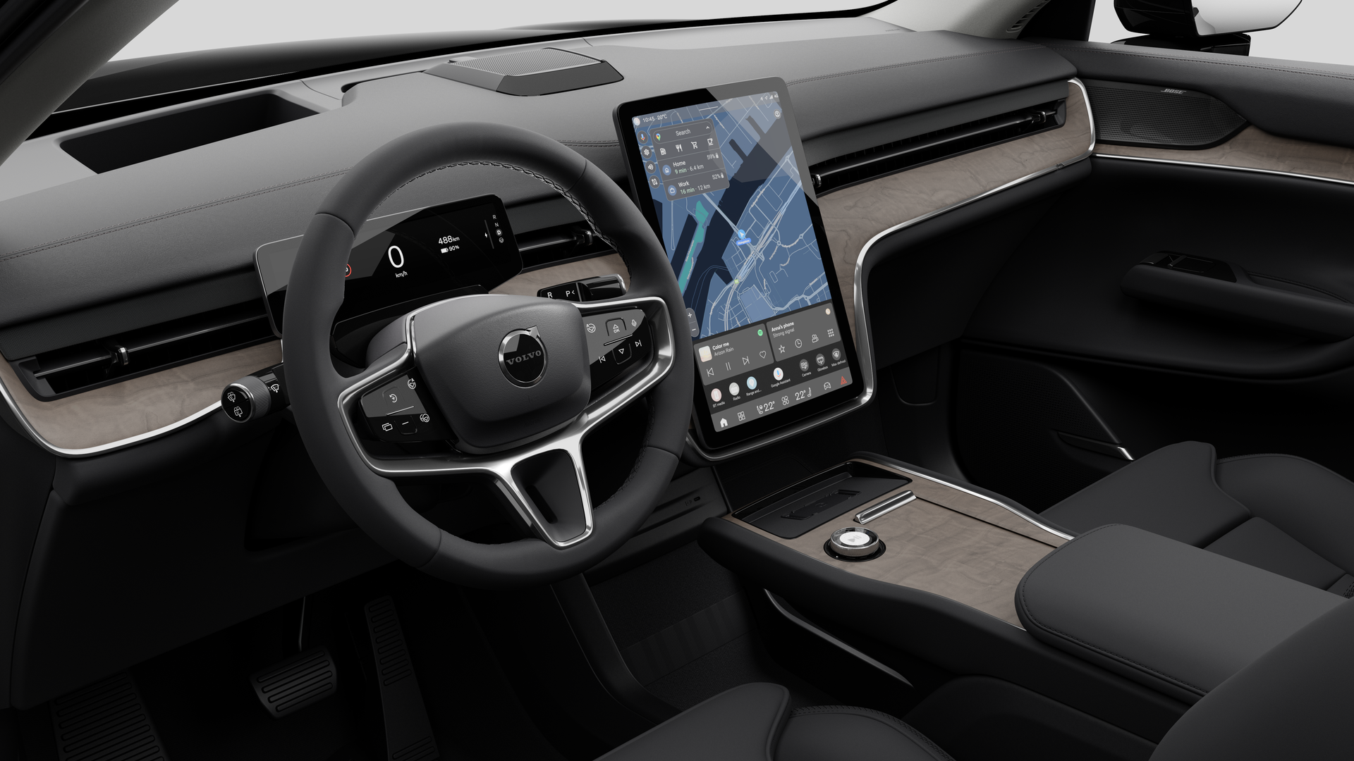 Vista interior de un vehículo Volvo que muestra el salpicadero, el volante, la consola central y la pantalla de visualización digital en un fondo de estudio liso.