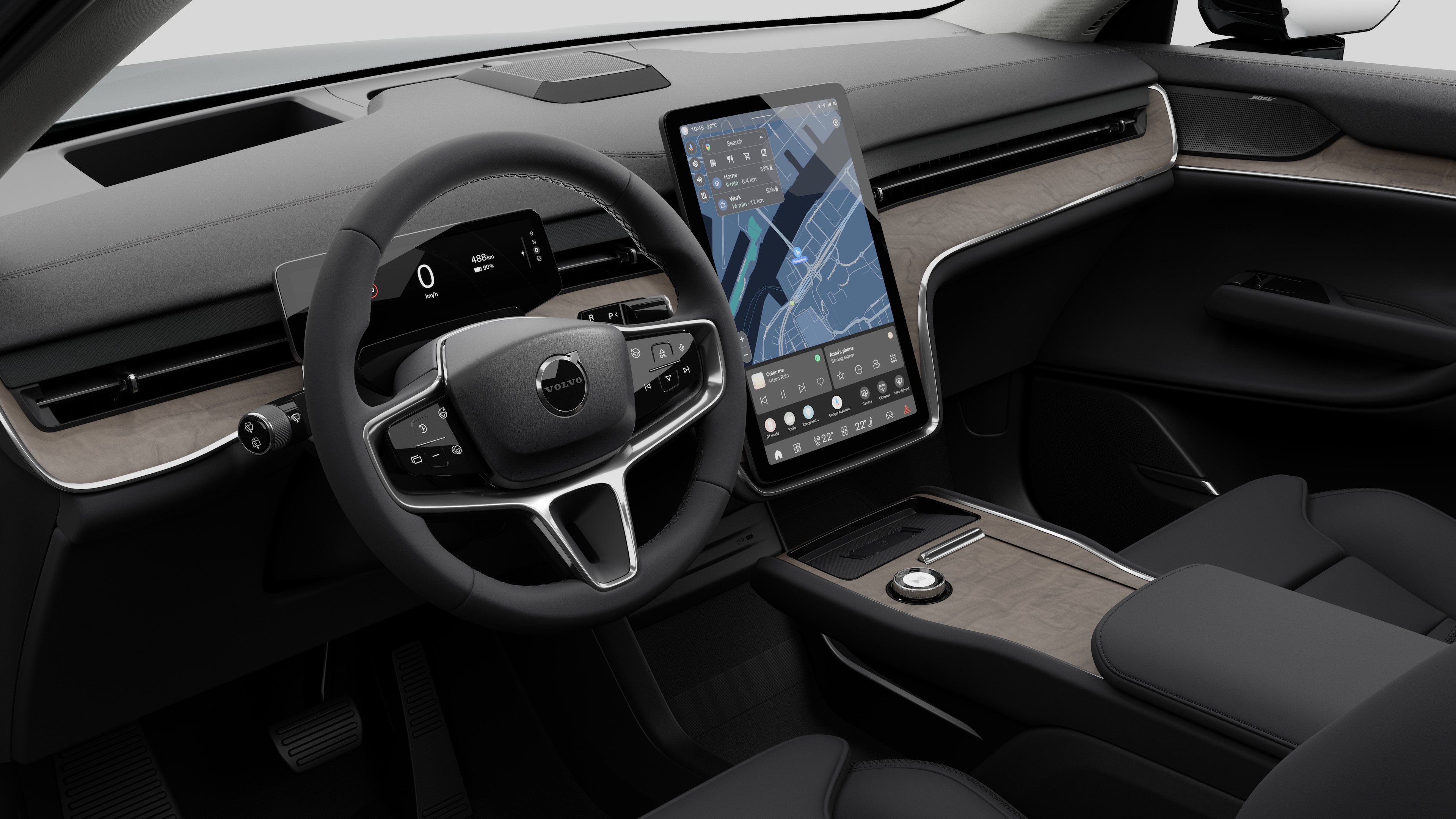 Vista interior de un vehículo Volvo que muestra el salpicadero, el volante, la consola central y la pantalla de visualización digital en un fondo de estudio liso.