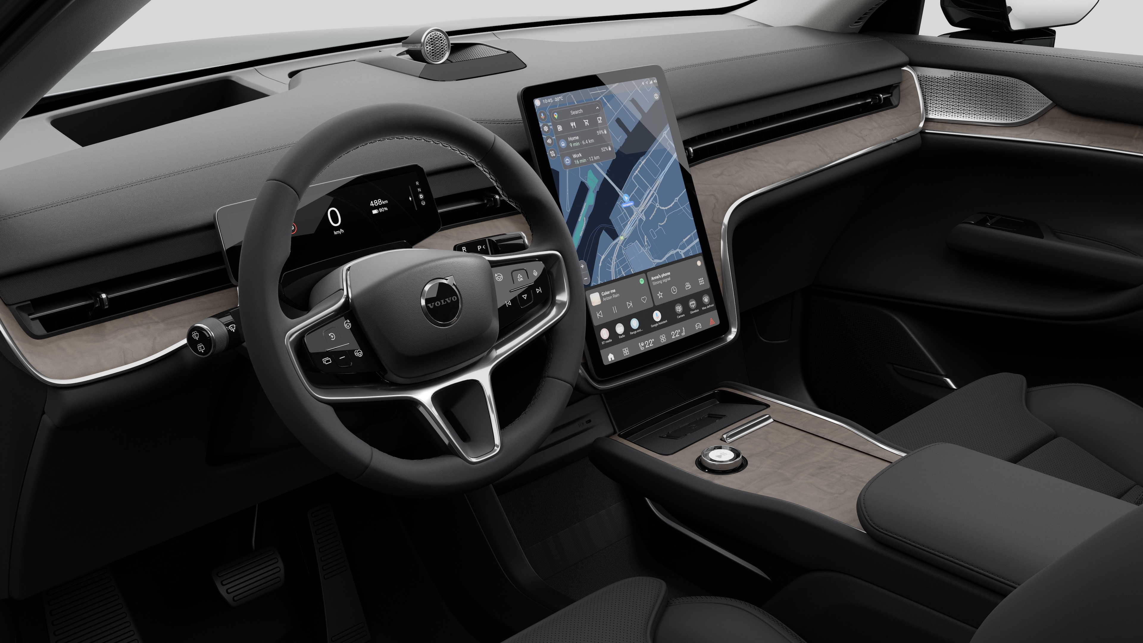 Vista interna de um carro Volvo mostrando o painel, o volante, o console central e a tela digital em um plano de fundo de estúdio simples.