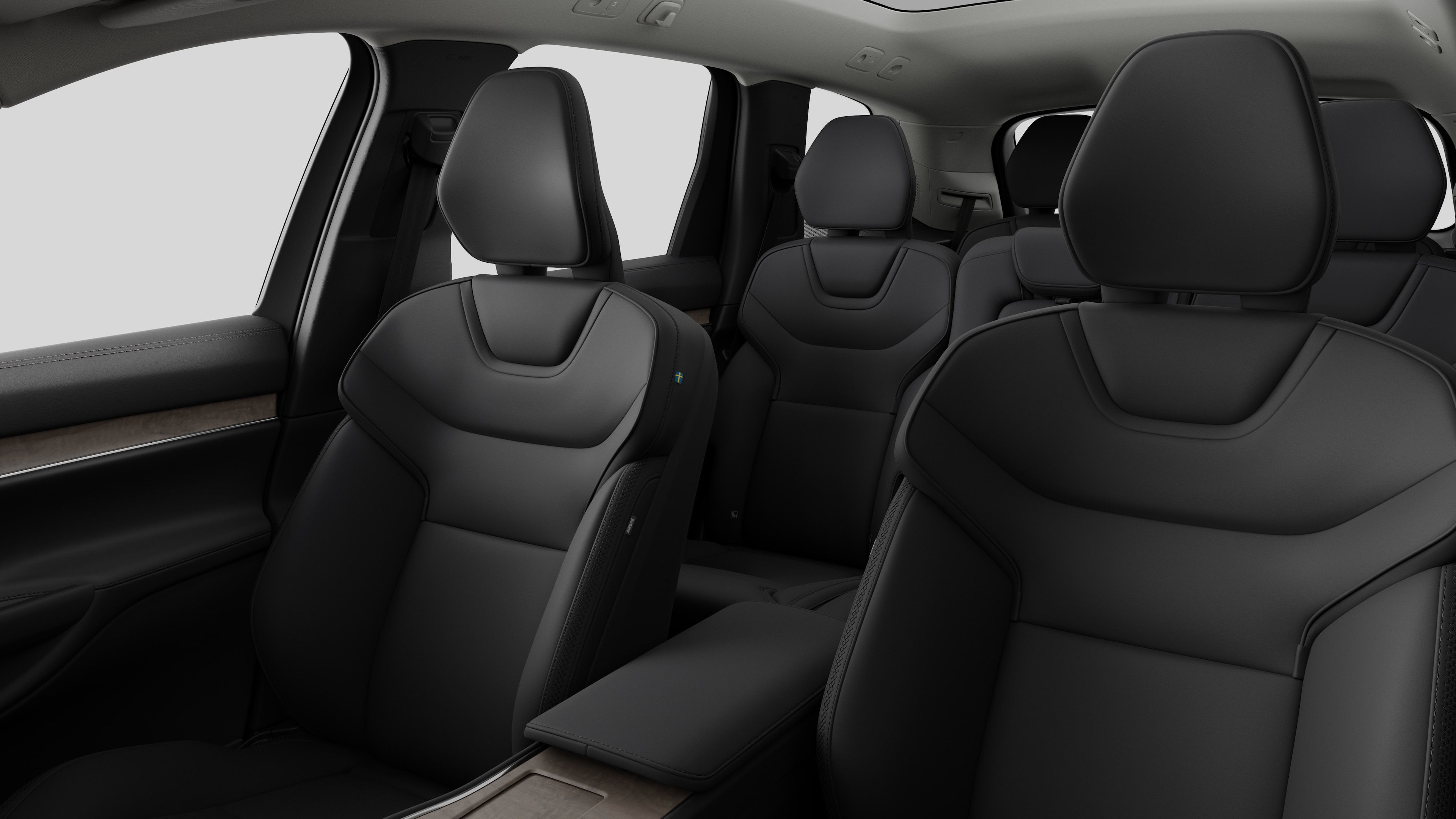 Интериор на автомобил Volvo, показващ задните седалки на пътниците и централната конзола в обикновен студиен фон.