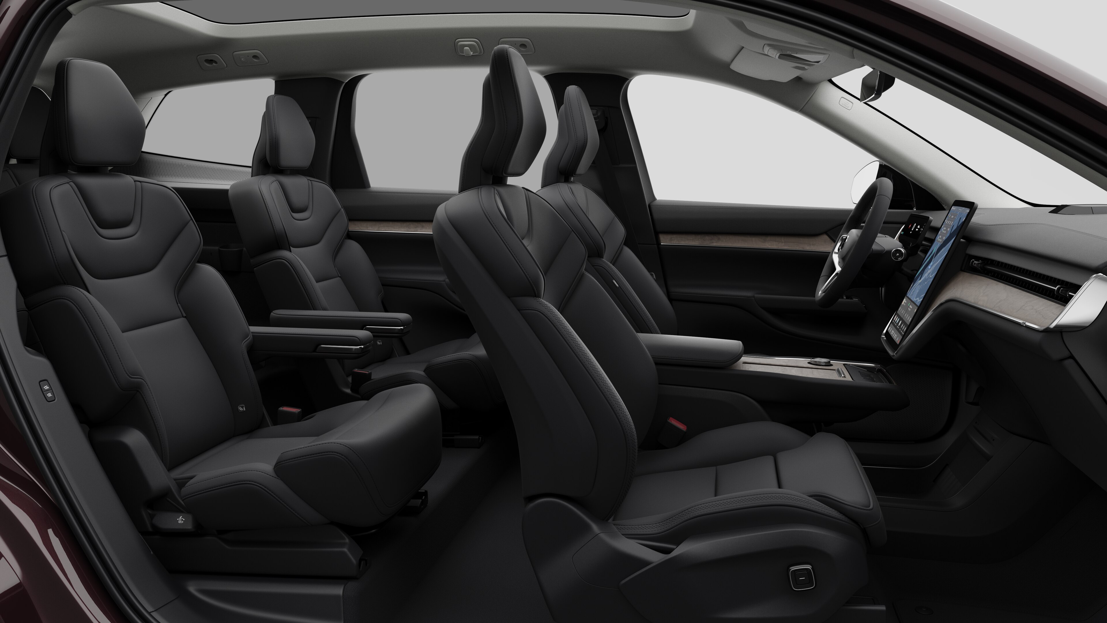 Vue latérale de l’intérieur d’une voiture Volvo mettant en valeur les sièges avant, les sièges passager arrière, le volant, le tableau de bord et la console centrale, sur fond de studio.