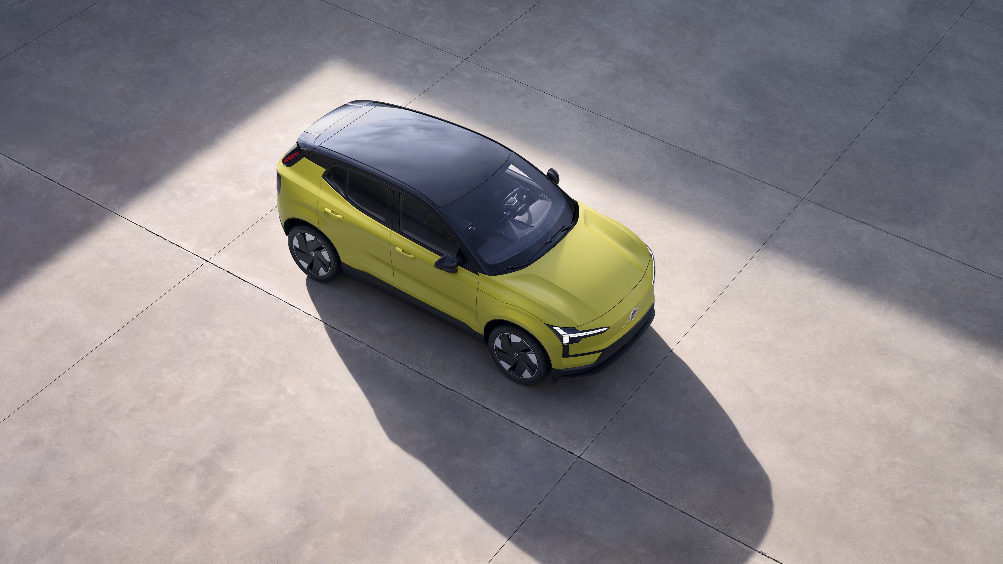 El exterior del vehículo Volvo se muestra desde arriba en un fondo de estudio liso.