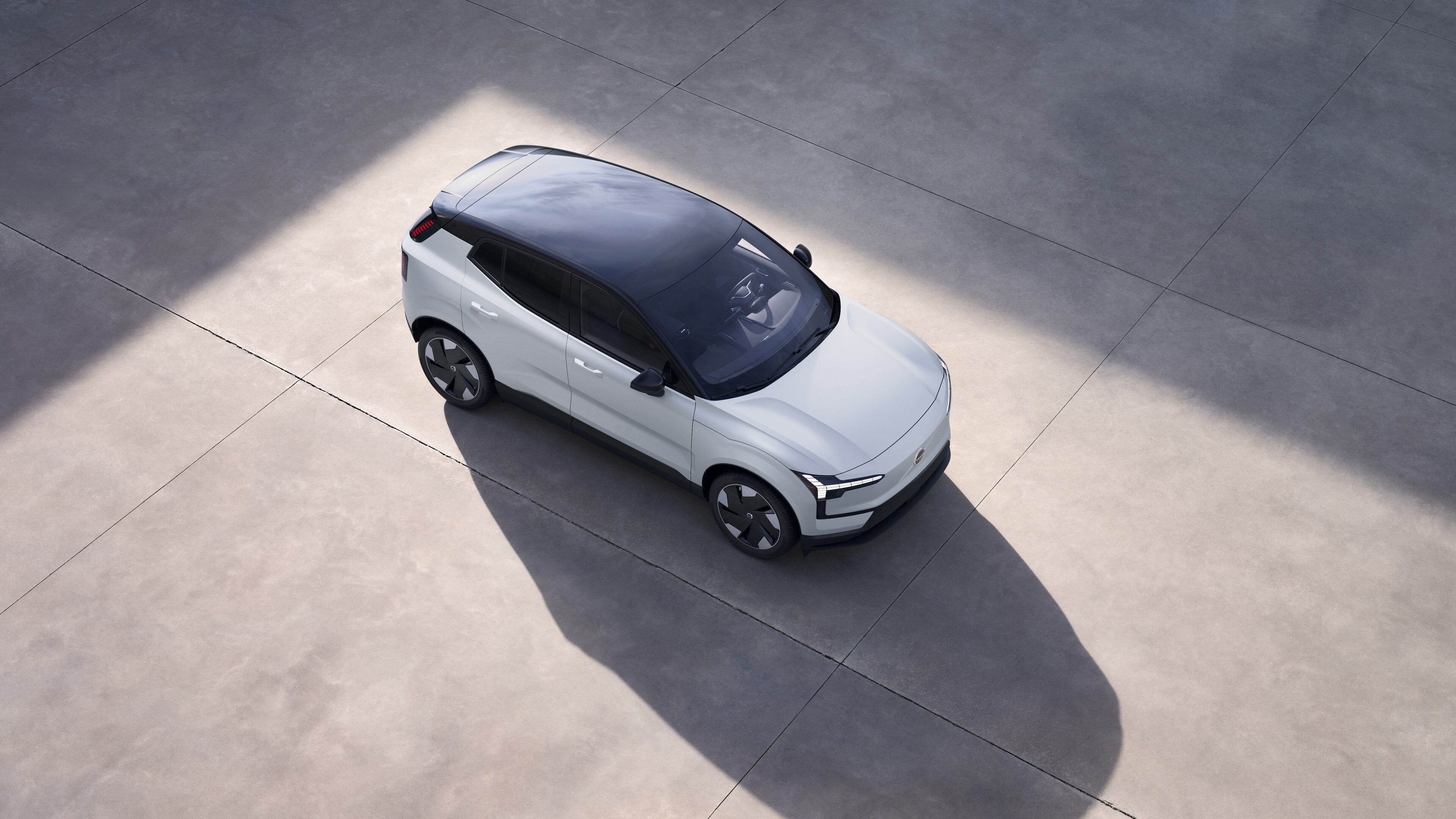 El exterior del vehículo Volvo se muestra desde arriba en un fondo de estudio liso.