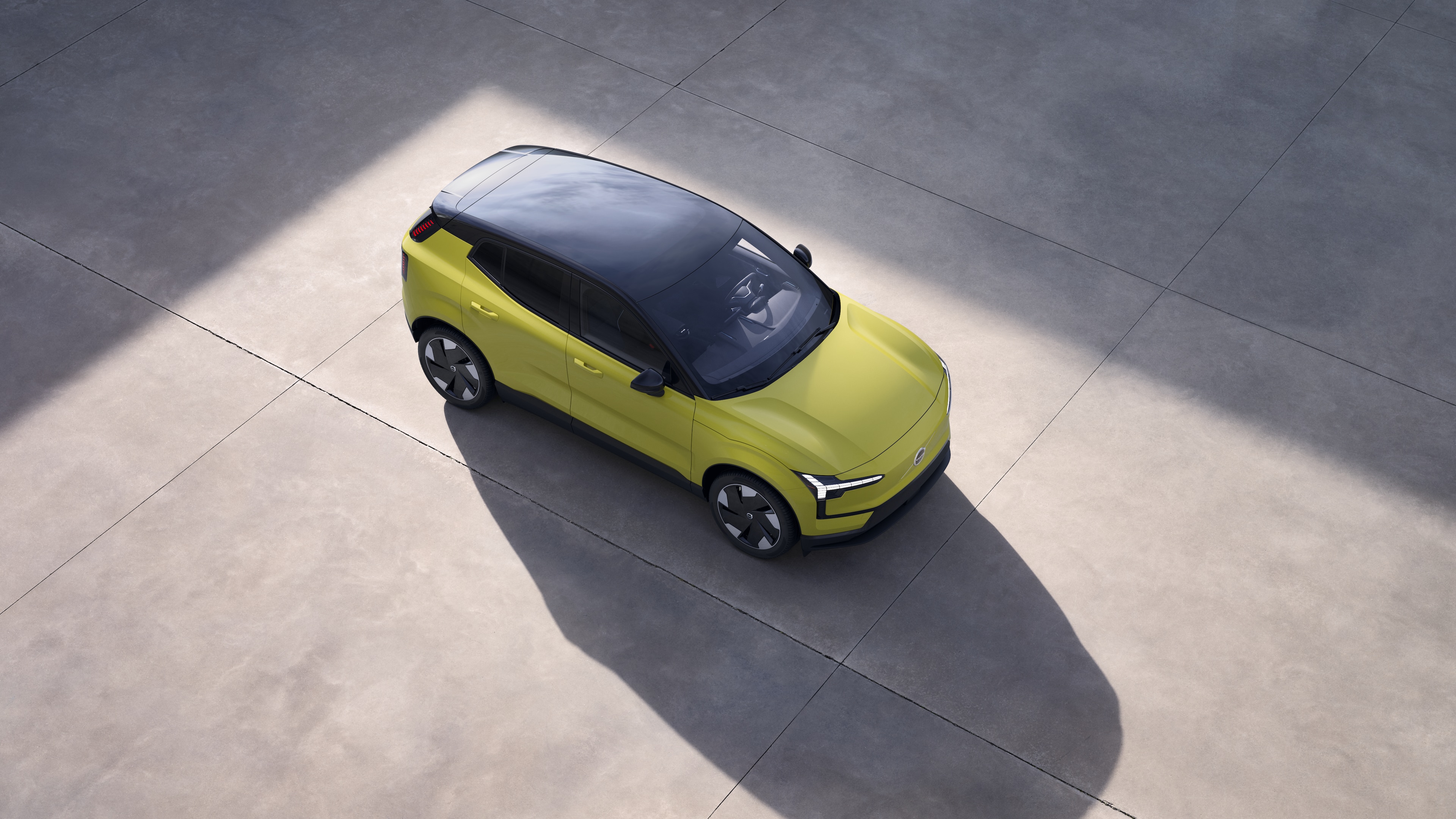 El exterior del vehículo Volvo se muestra desde arriba en un fondo de estudio liso.