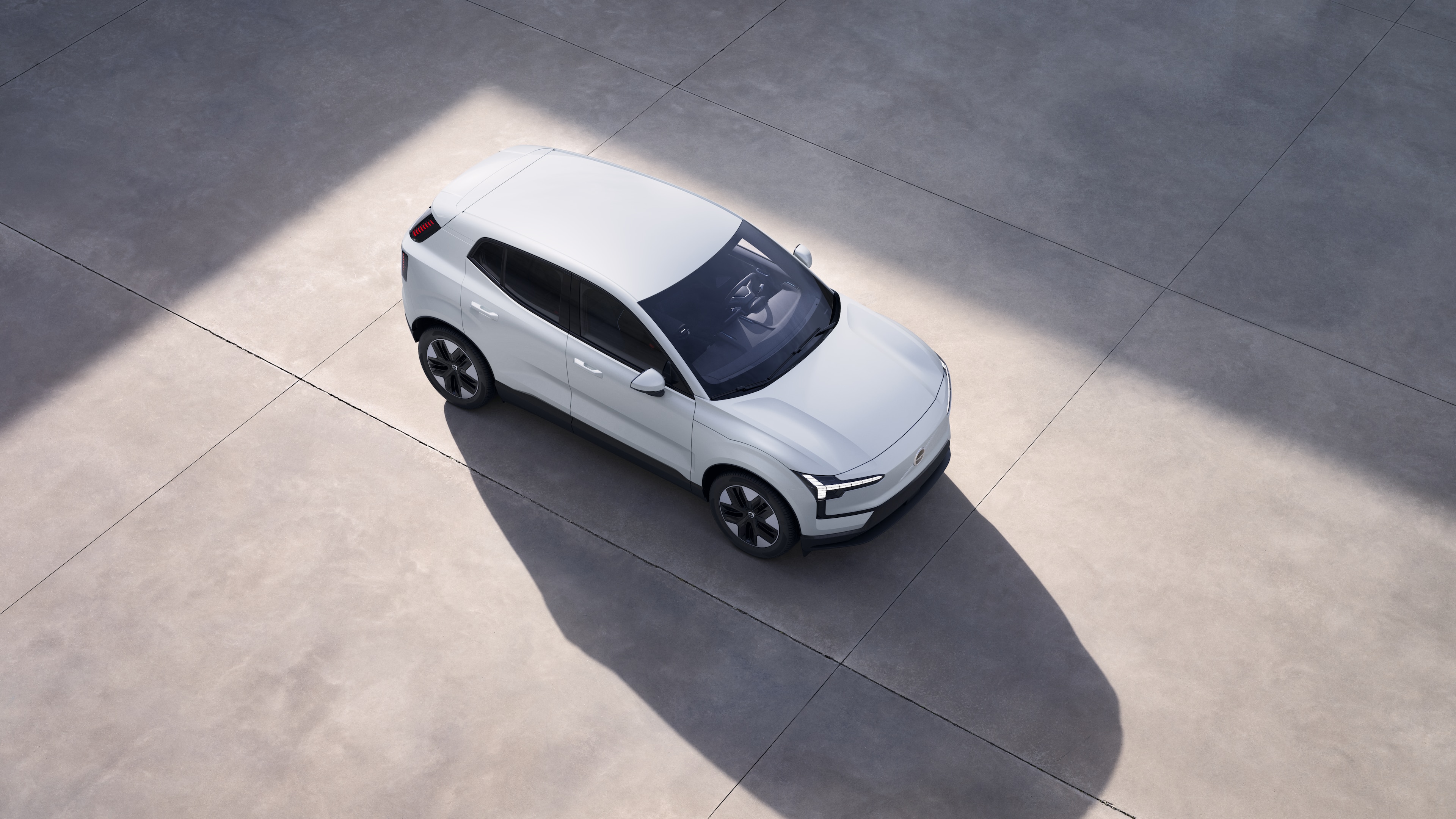 El exterior del vehículo Volvo se muestra desde arriba en un fondo de estudio liso.