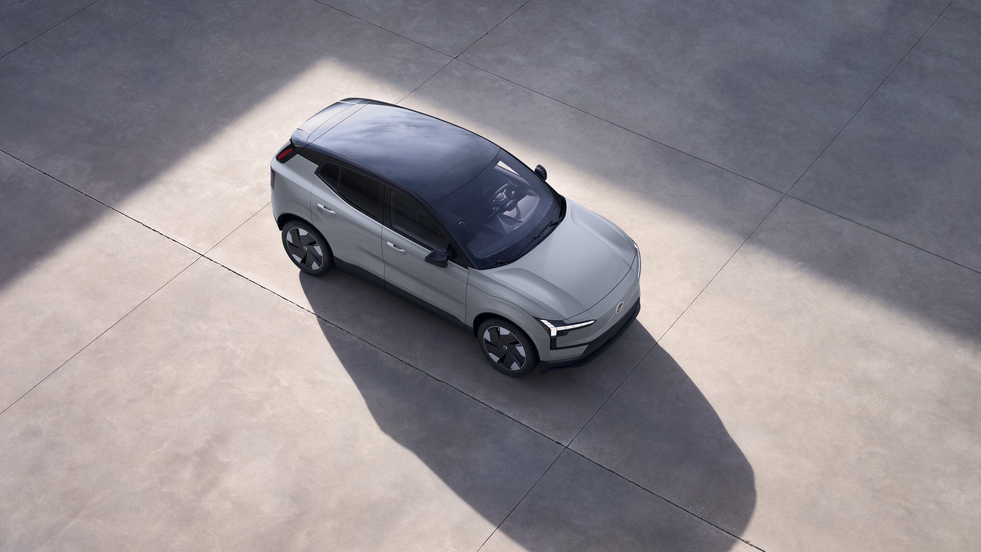 El exterior del vehículo Volvo se muestra desde arriba en un fondo de estudio liso.