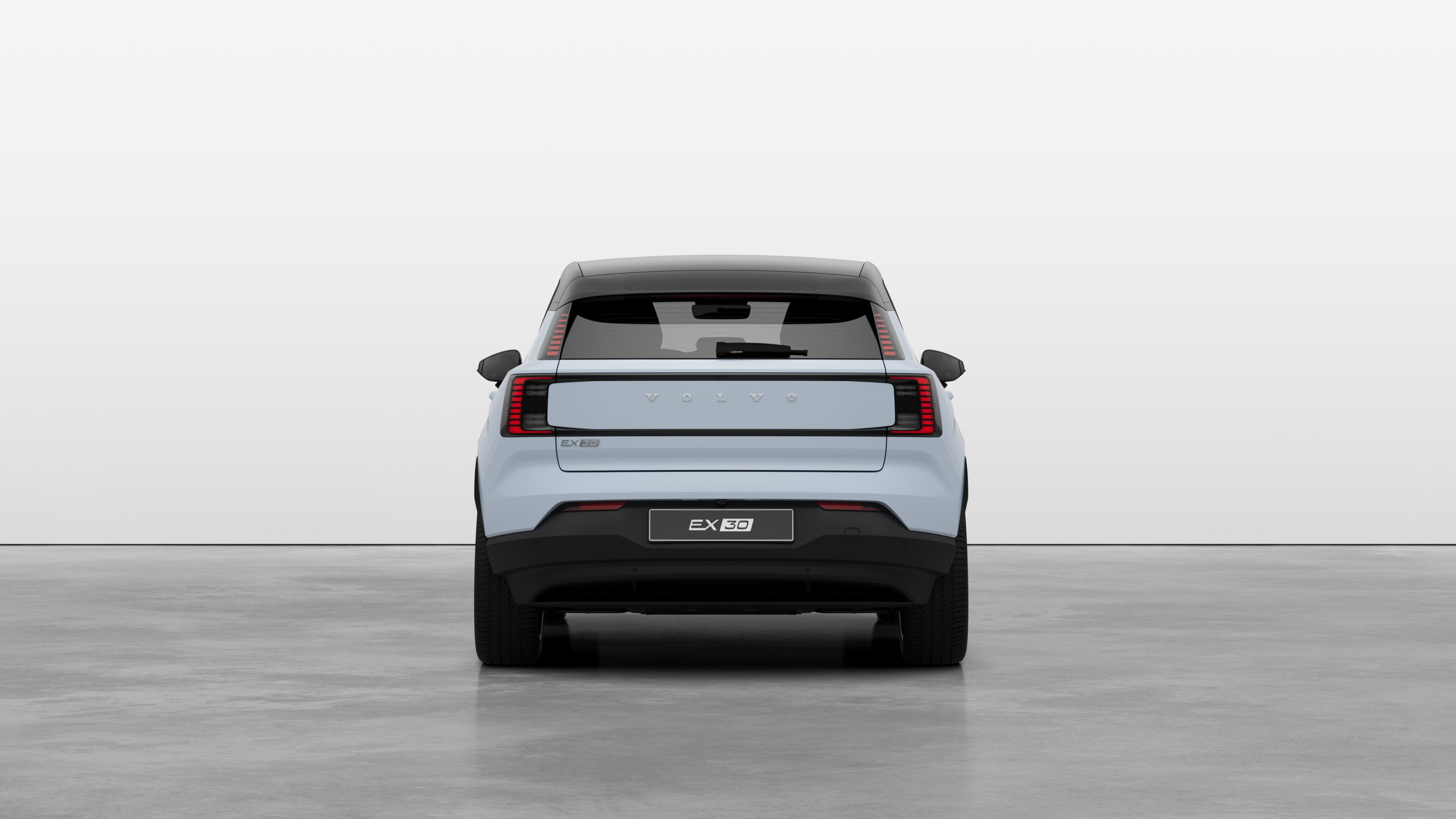 Vista trasera del vehículo Volvo sobre un fondo de estudio liso.