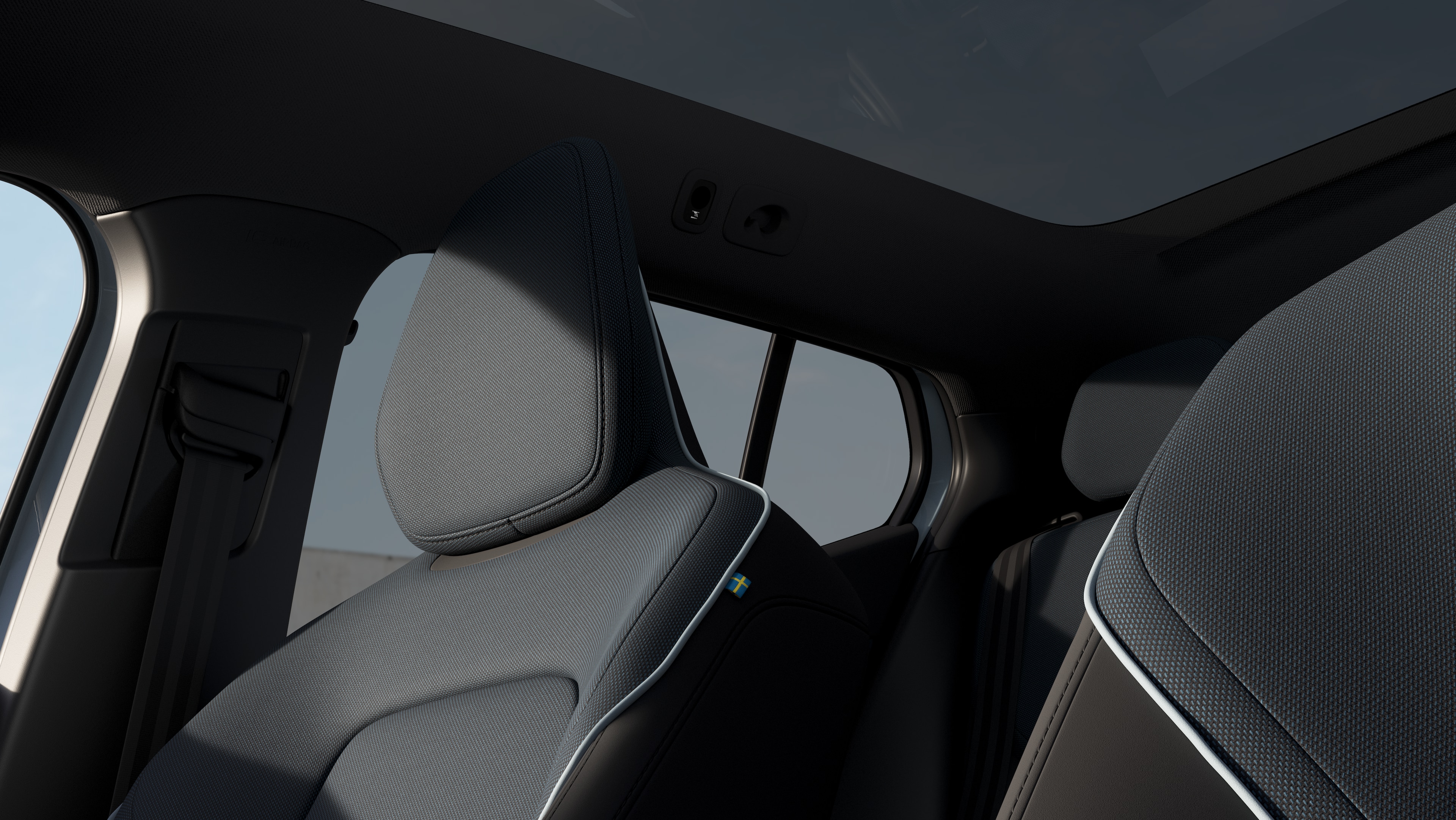 Interior del vehículo Volvo que muestra los asientos delanteros y traseros de los pasajeros, el volante, el salpicadero y la consola central sobre un fondo de estudio liso.