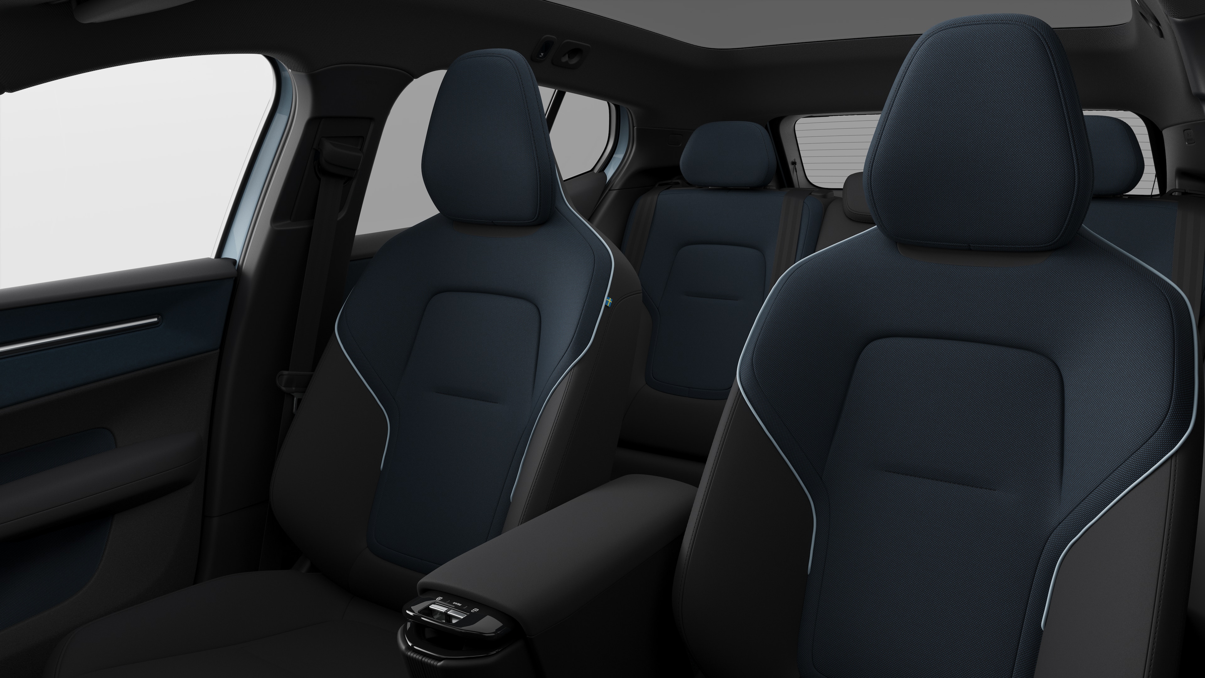 Interior del vehículo Volvo que muestra los asientos traseros del pasajero y la consola central en un fondo de estudio liso.