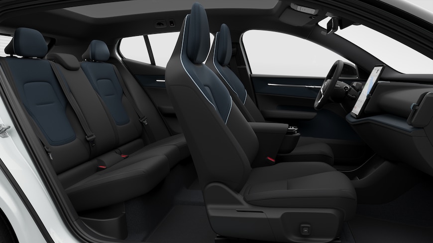 Πλευρική όψη στο εσωτερικό ενός αυτοκινήτου Volvo με τα εμπρός καθίσματα, τα καθίσματα των πίσω επιβατών, το τιμόνι, το ταμπλό και την κεντρική κονσόλα, με φόντο το στούντιο.