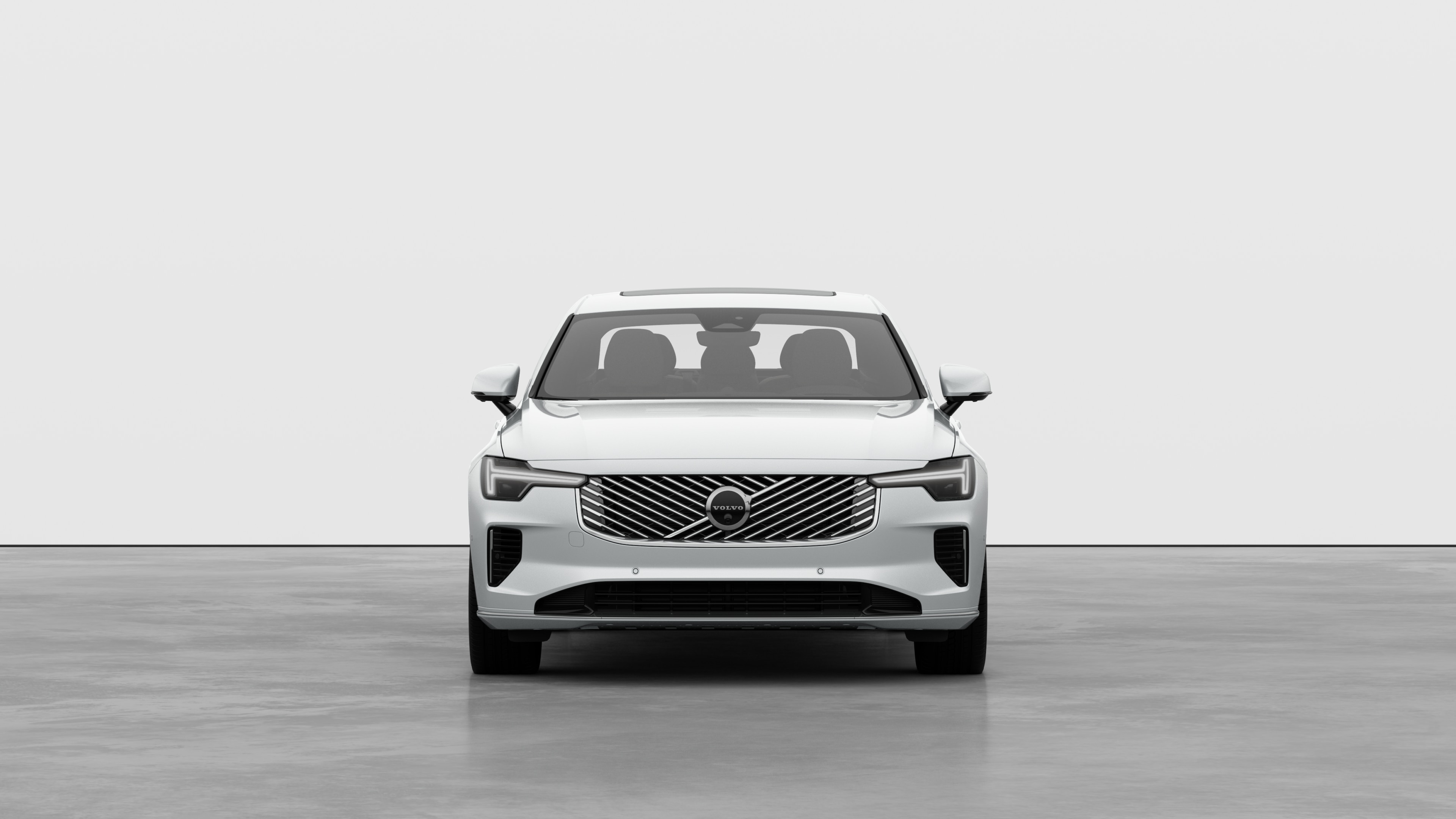 평범한 스튜디오 배경에 있는 볼보 자동차의 정면 모습.