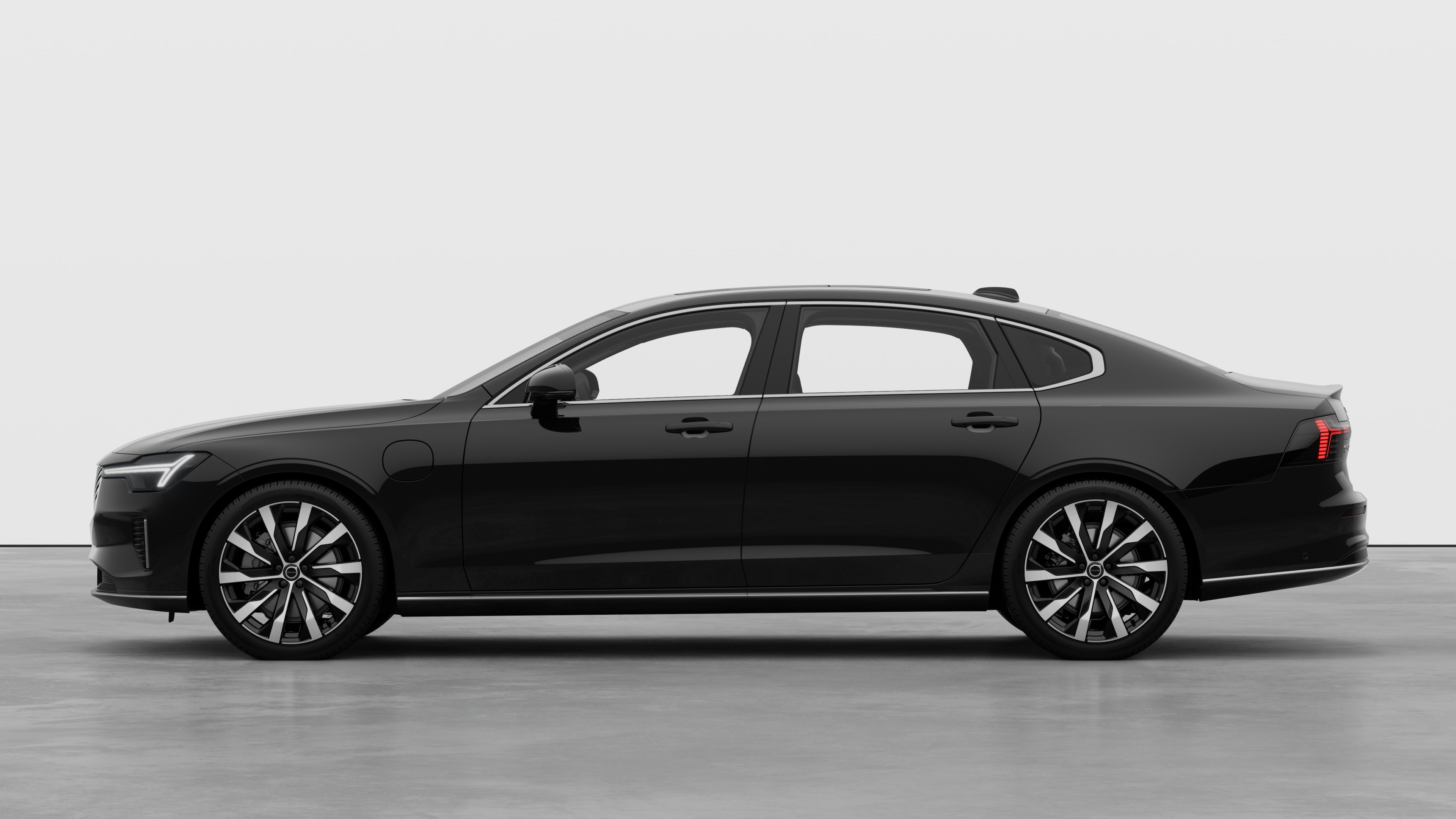 Xe Volvo nhìn từ góc nhìn bên hông trên nền studio đơn giản. Không có chi tiết bổ sung hoặc số nhận dạng có mặt.