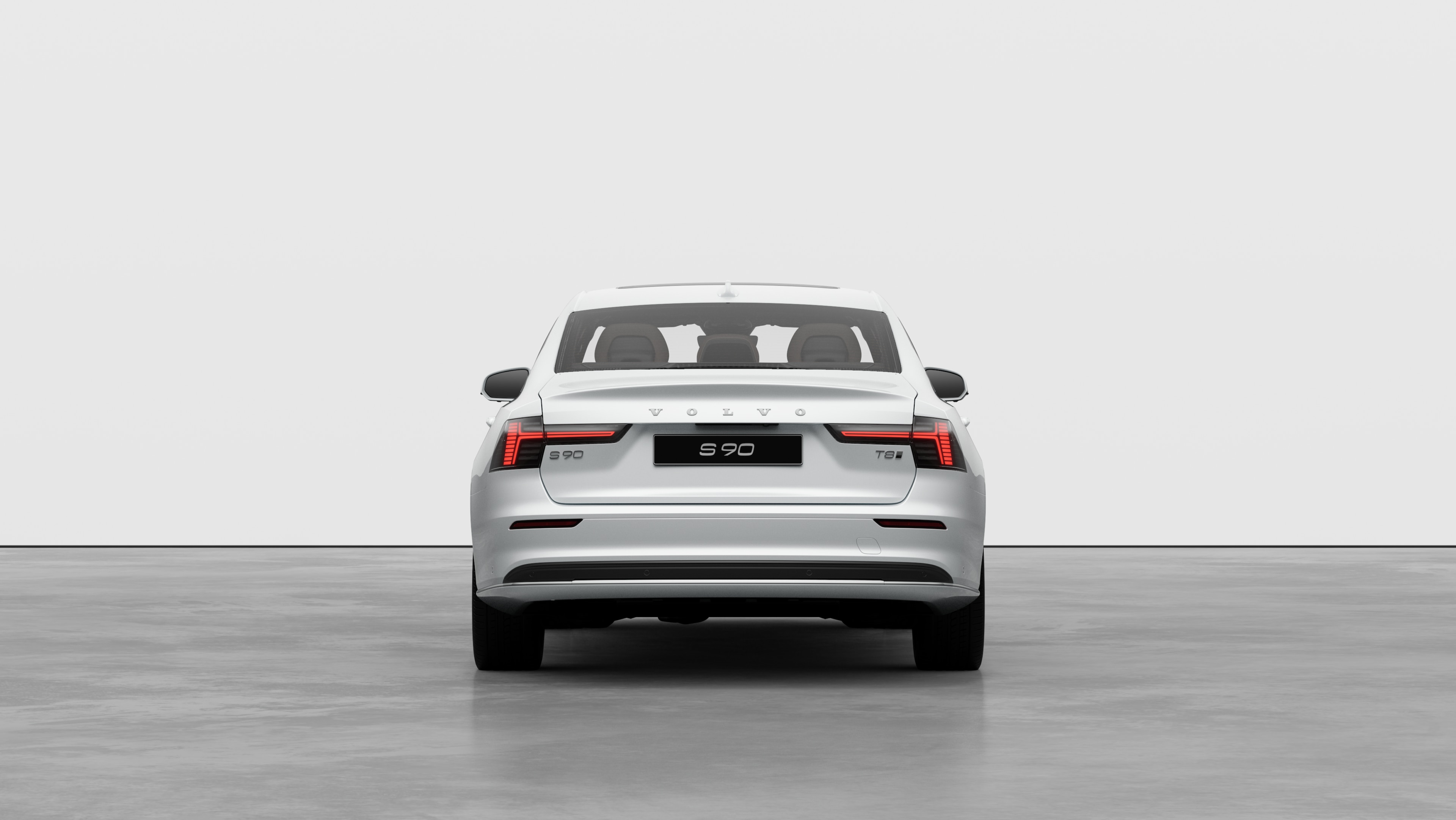 평범한 스튜디오 배경에 펼쳐진 볼보 자동차 후면도.