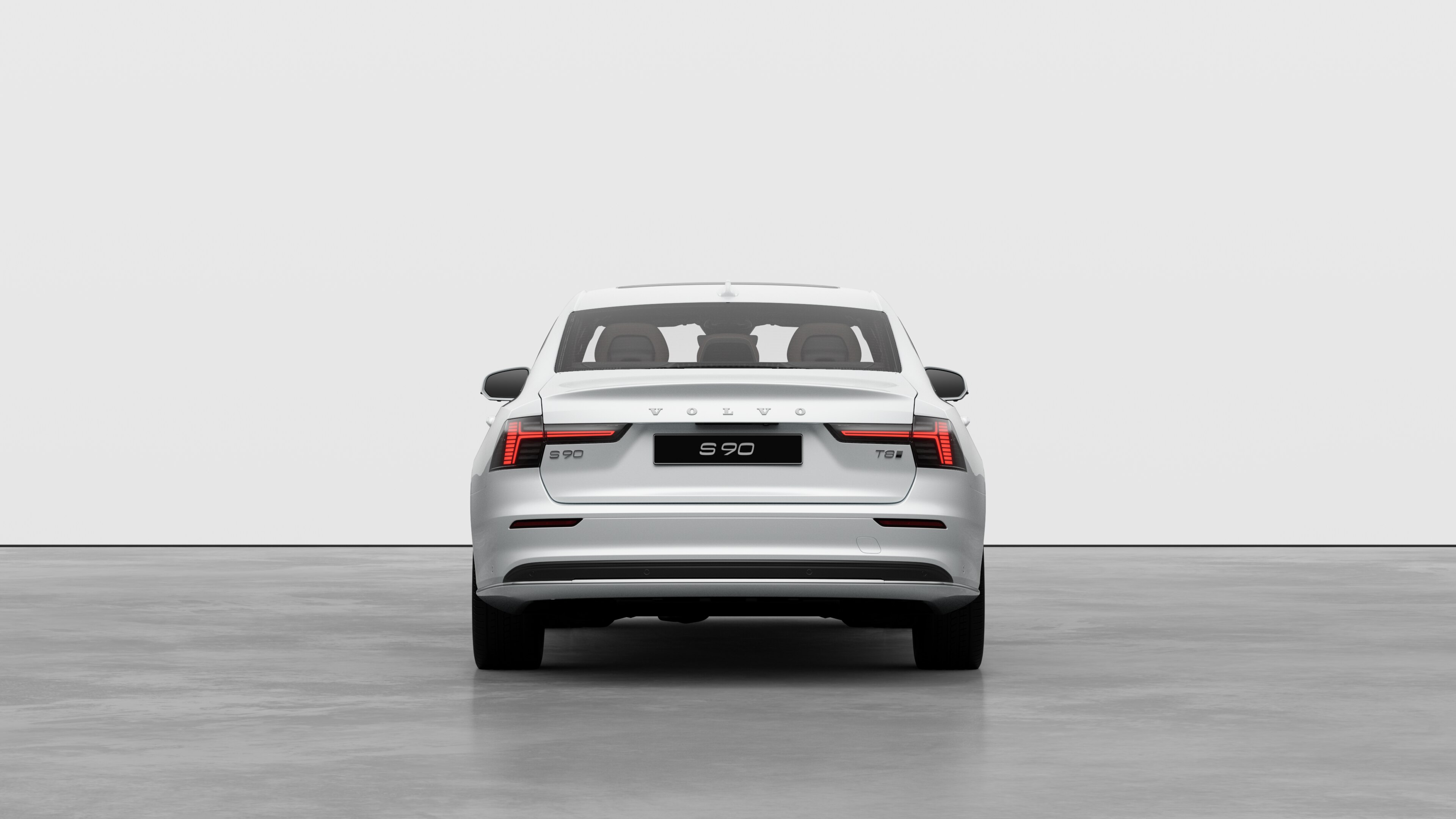 평범한 스튜디오 배경에 펼쳐진 볼보 자동차 후면도.