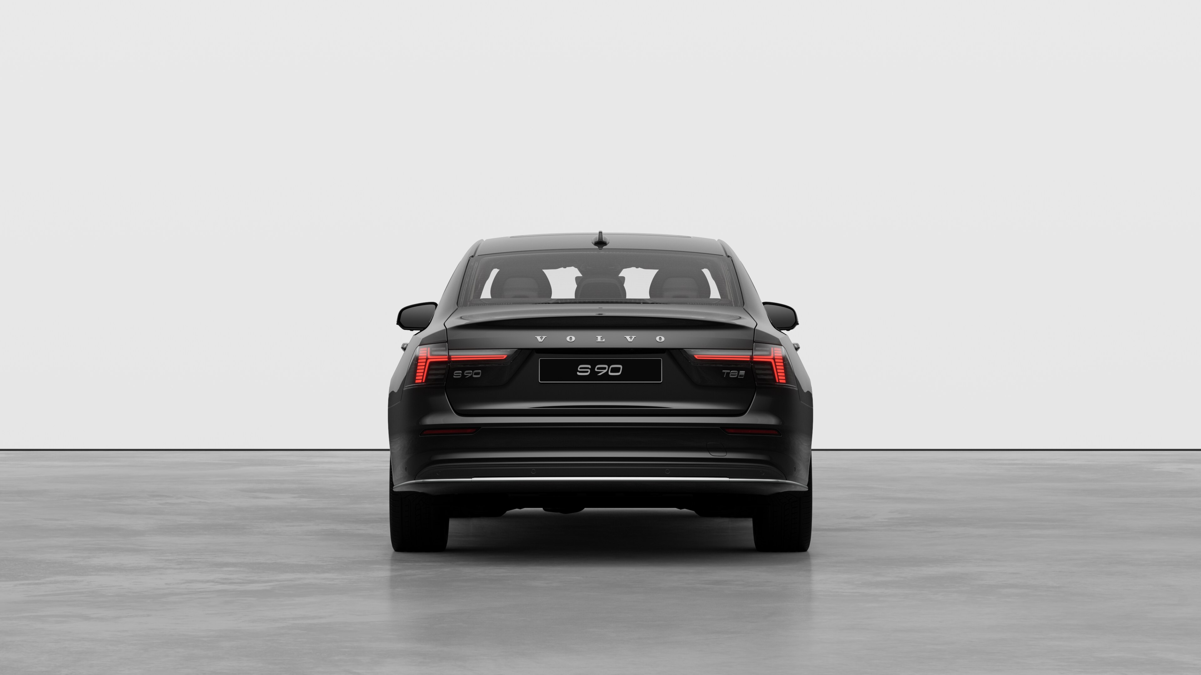 Góc nhìn phía sau xe Volvo trên nền studio đơn giản.