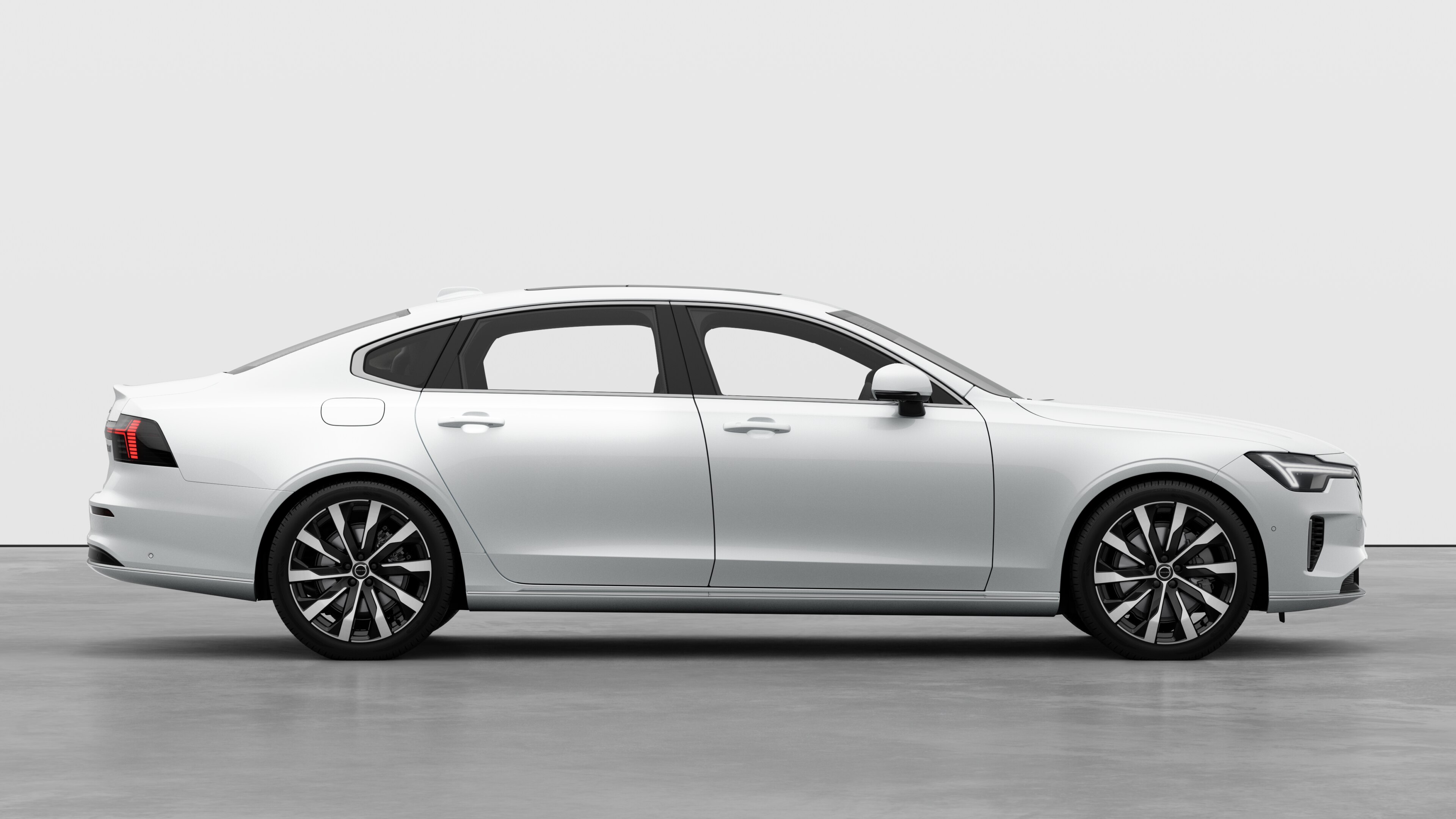 닫힌 문과 눈에 띄는 바퀴 디자인을 표시하는 평범한 스튜디오 배경에 볼보 자동차 측면도.