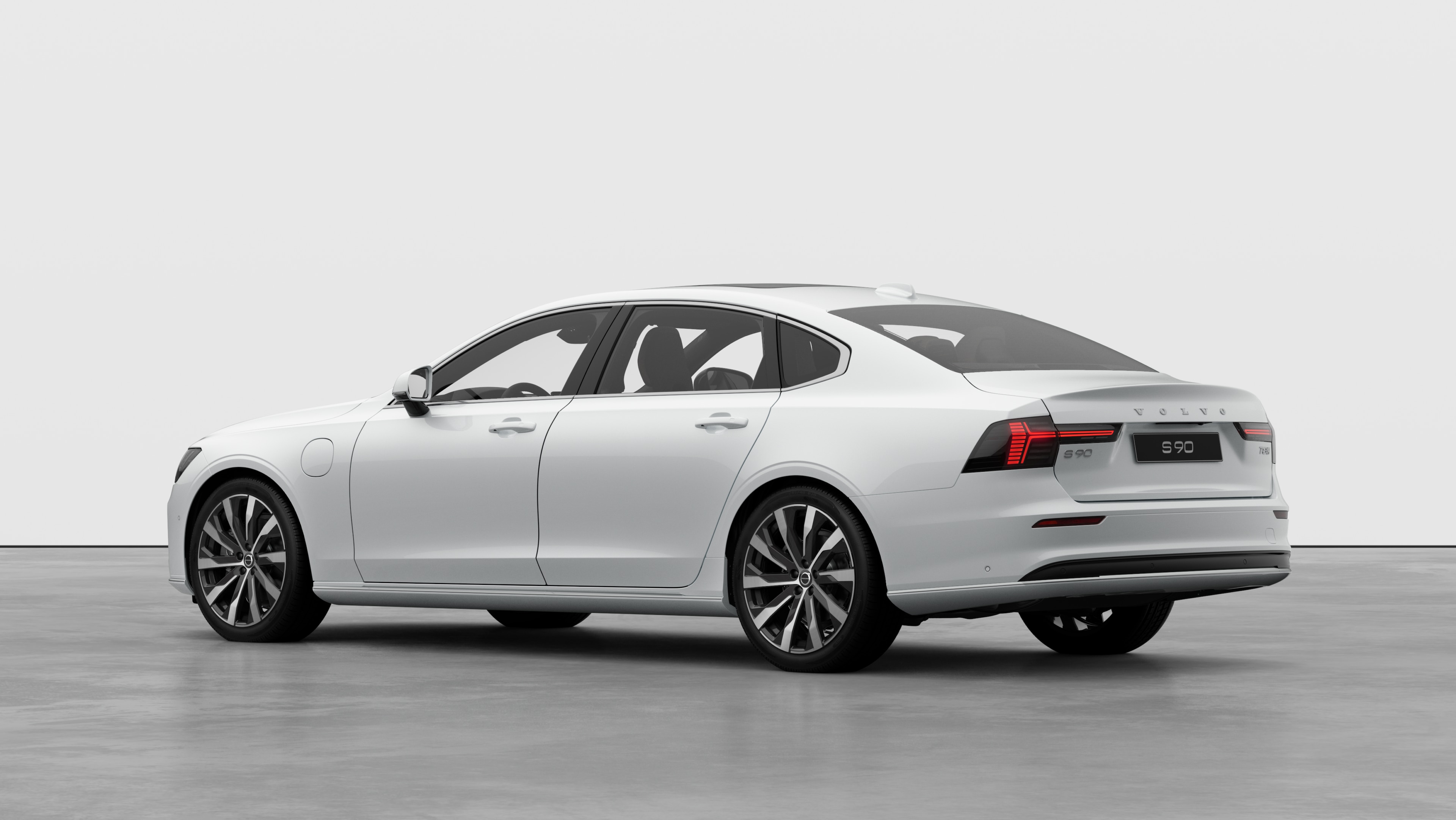 평범한 스튜디오 배경에서 볼보 자동차 후면 3/4 뷰.