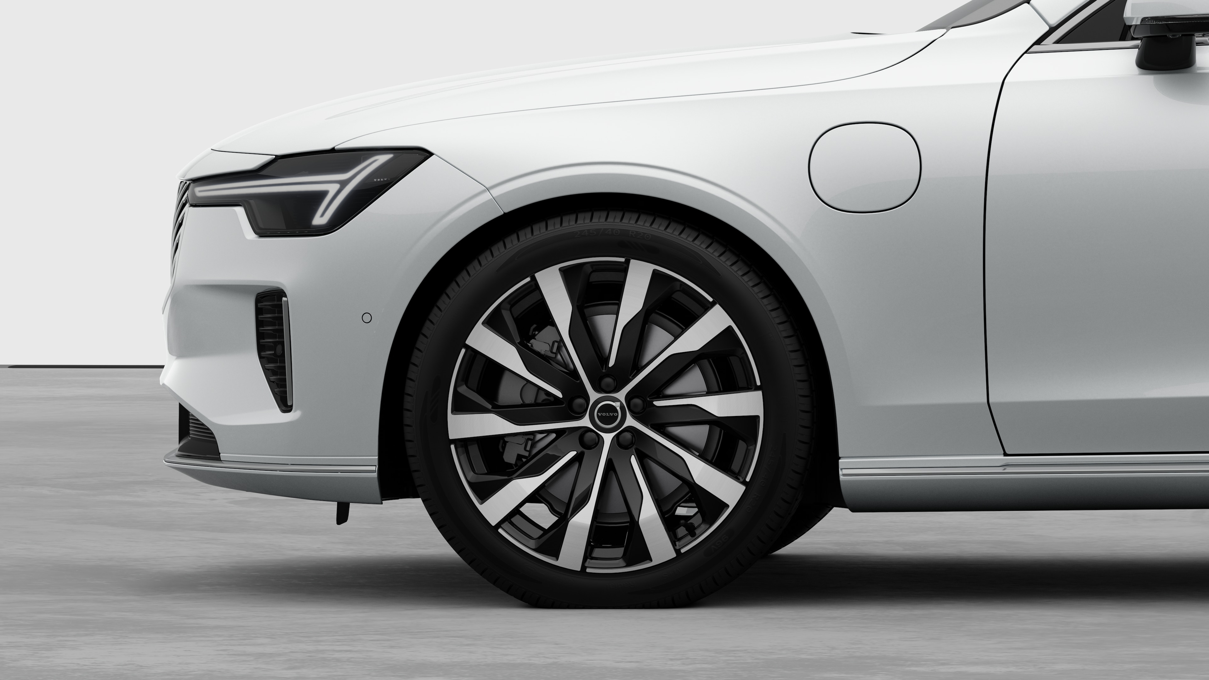 평범한 스튜디오 배경을 배경으로 앞바퀴와 펜더에 초점을 맞춘 볼보 자동차 외부 측면도.