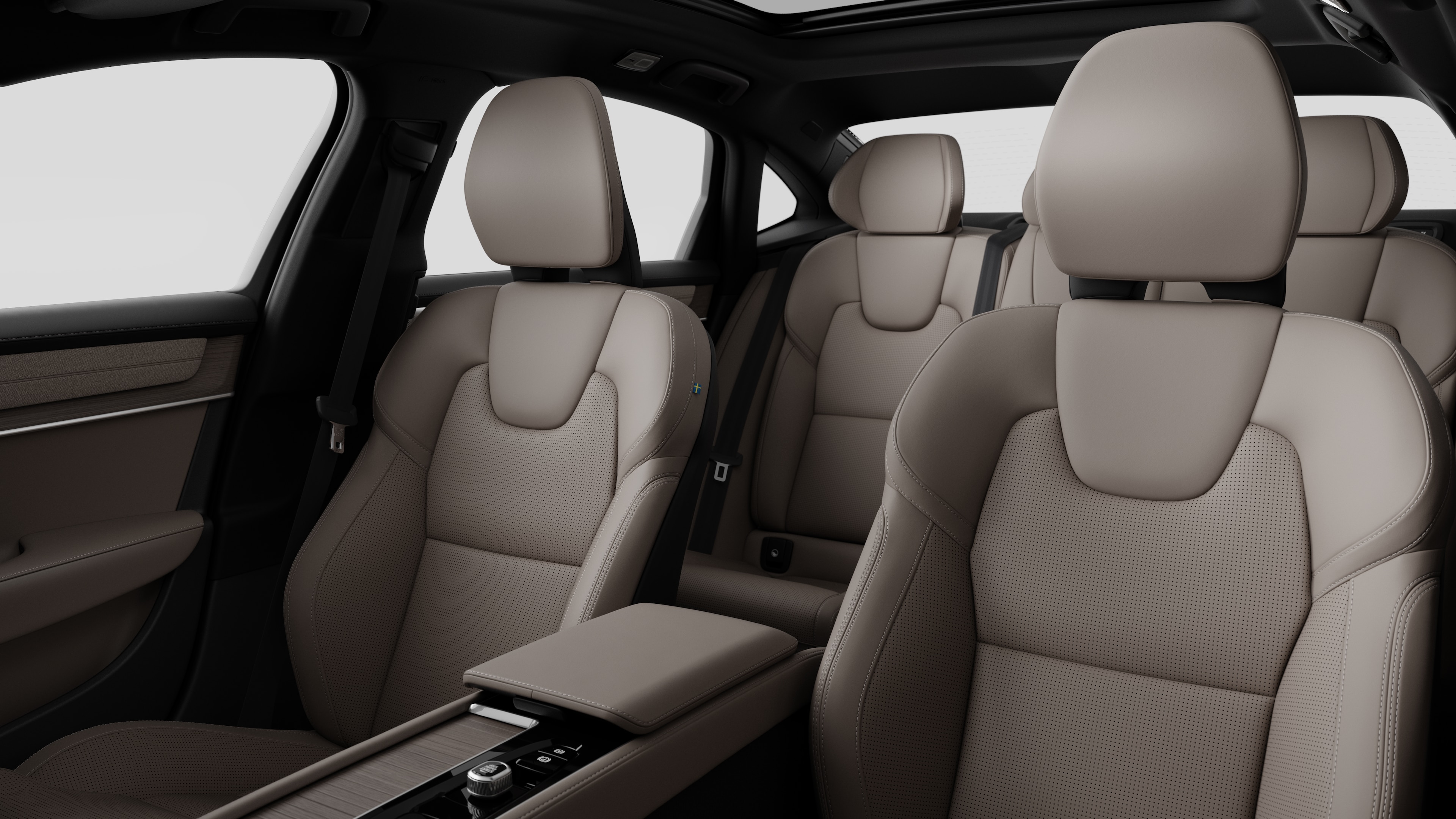 평범한 스튜디오 배경에 뒷좌석 조수석과 중앙 콘솔을 보여주는 볼보 자동차 내부.