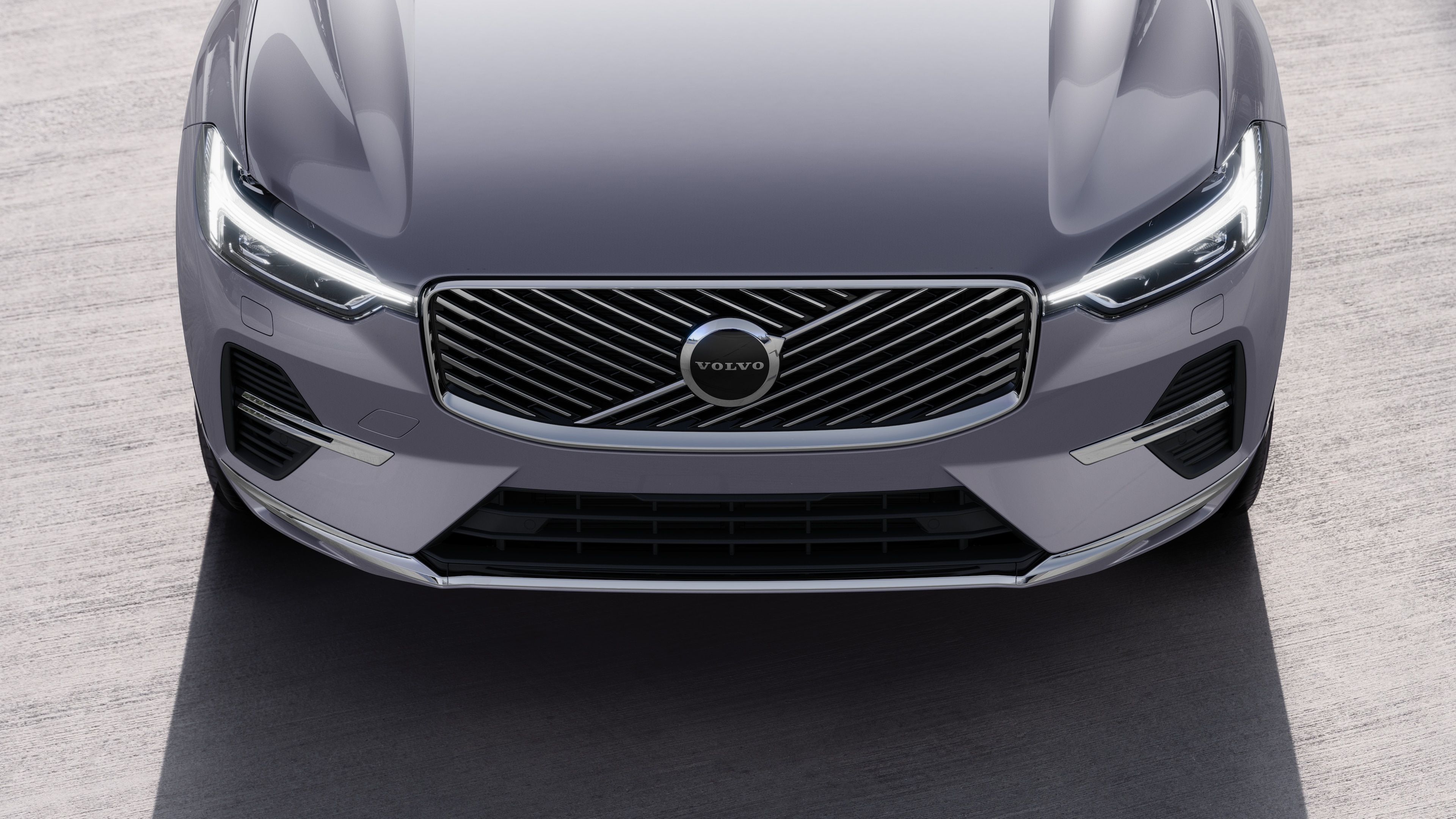 Eksteriøret til en Volvo-bil i trekvart visning på gatebakgrunn i byen, der den ene siden, taket og en del av fronten vises.
