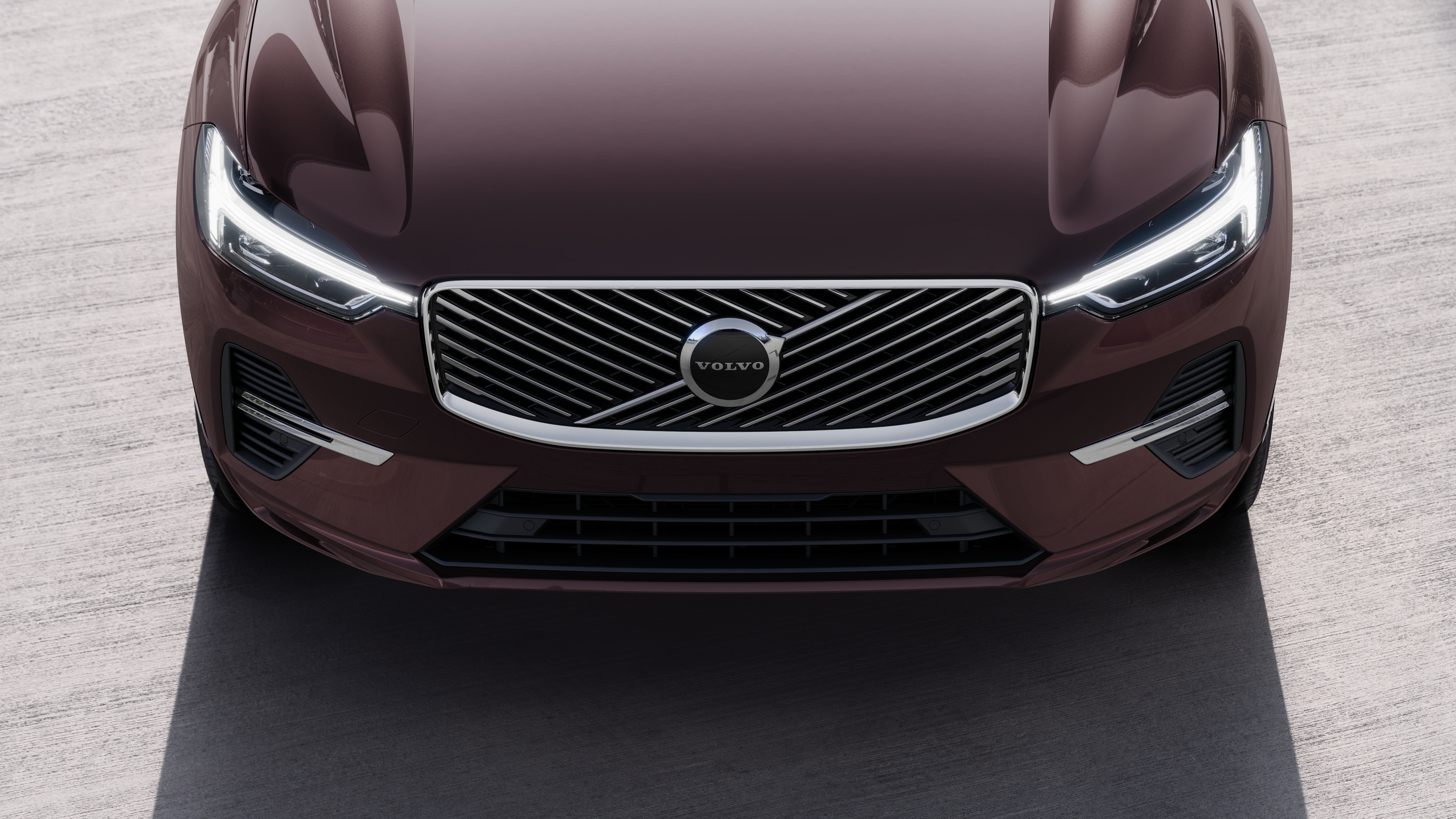 Esterno di una Volvo vista di tre quarti sullo sfondo di una strada urbana, con un lato, il tetto e parte della parte anteriore.