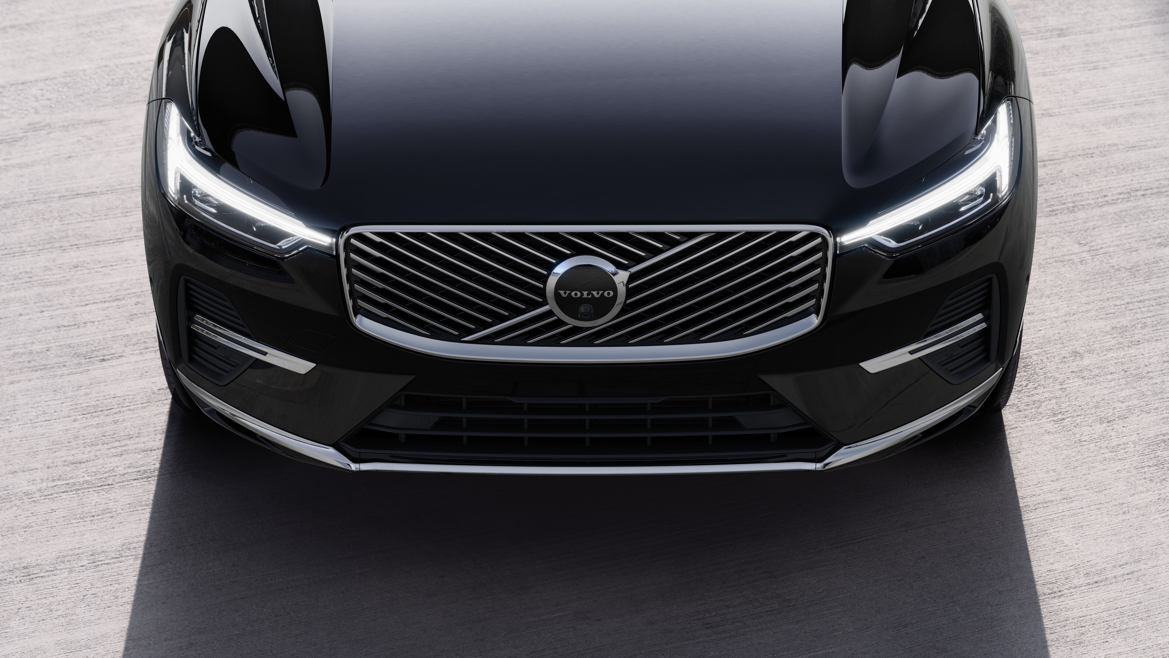 都会的な街路を背景に、片側、ルーフ、フロントの一部を4分の3で捉えたボルボ車のエクステリア。