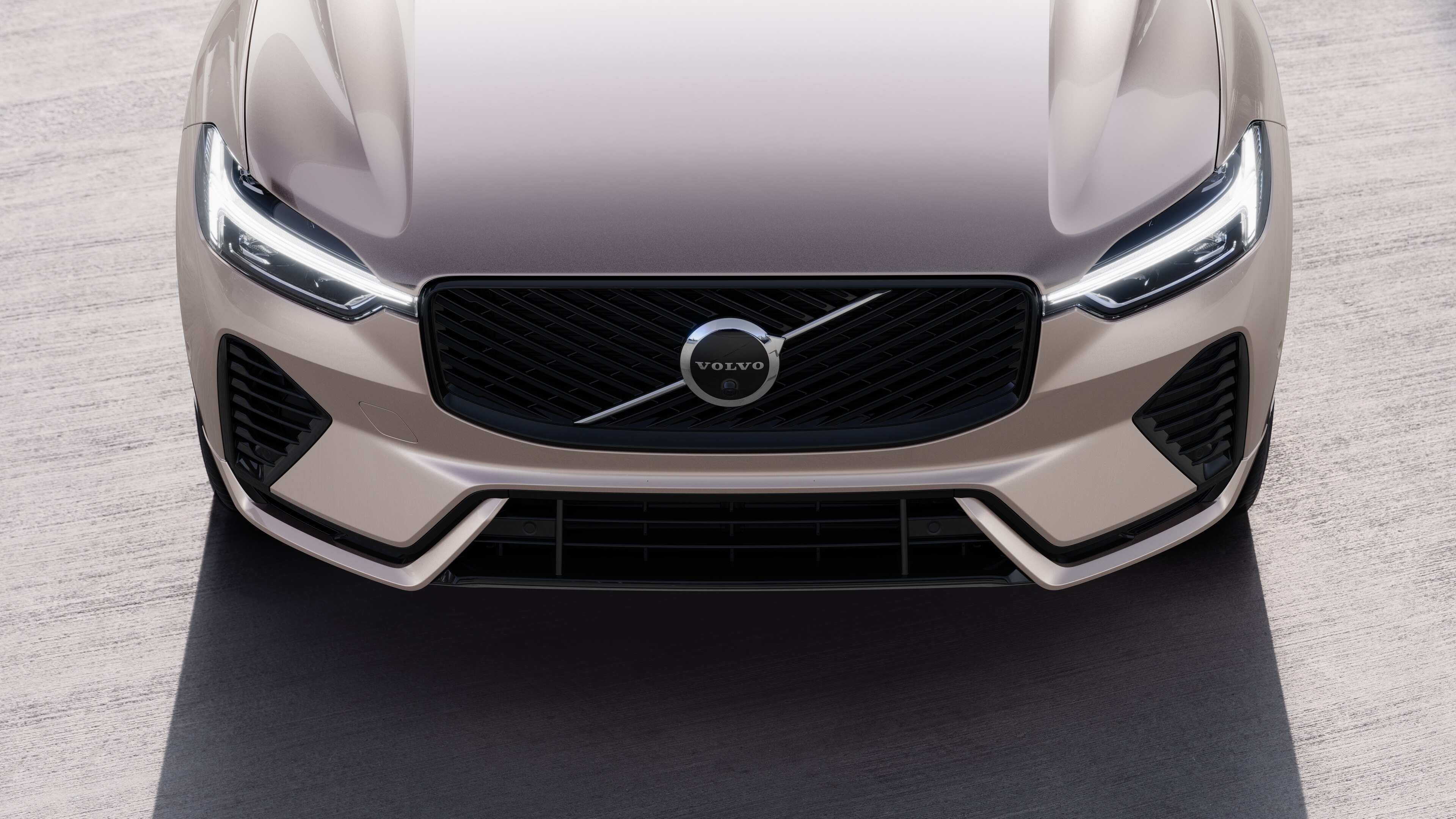 都会的な街路を背景に、片側、ルーフ、フロントの一部を4分の3で捉えたボルボ車のエクステリア。