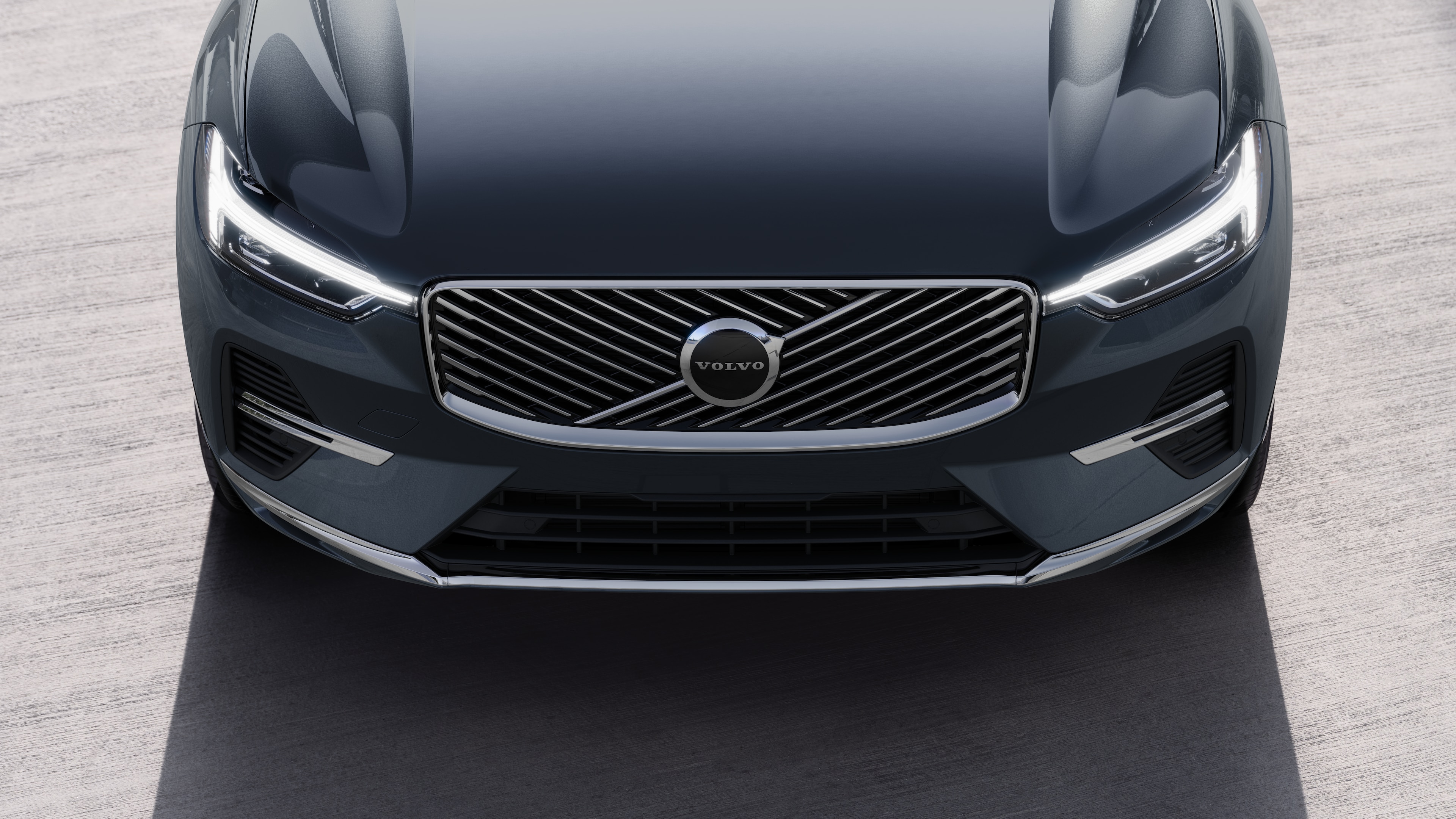 Exterior del vehículo Volvo en vista de tres cuartos sobre un fondo urbano de calles, mostrando un lado, el techo y parte del frente.