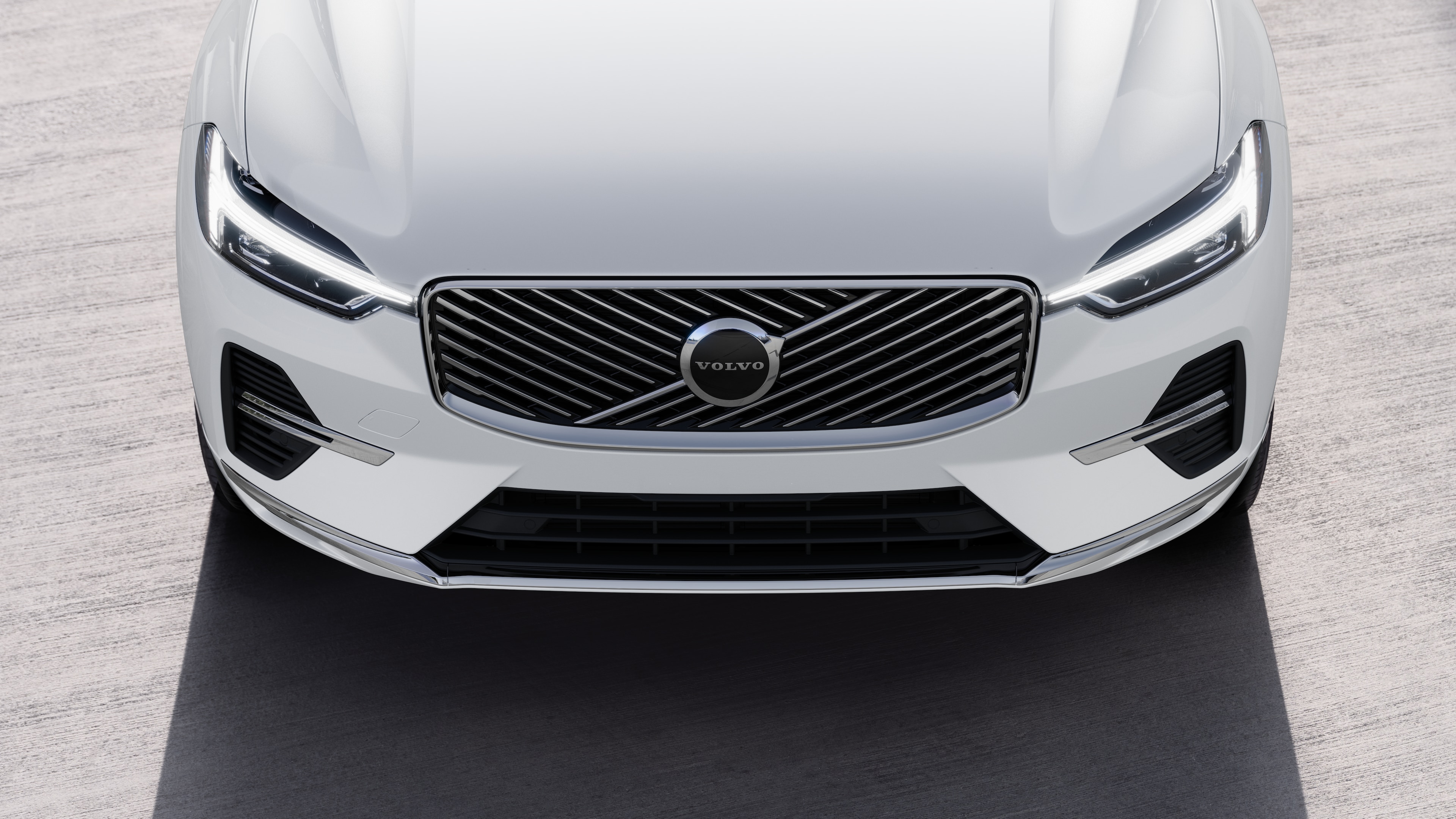 Exterior del vehículo Volvo en vista de tres cuartos sobre un fondo urbano de calles, mostrando un lado, el techo y parte del frente.