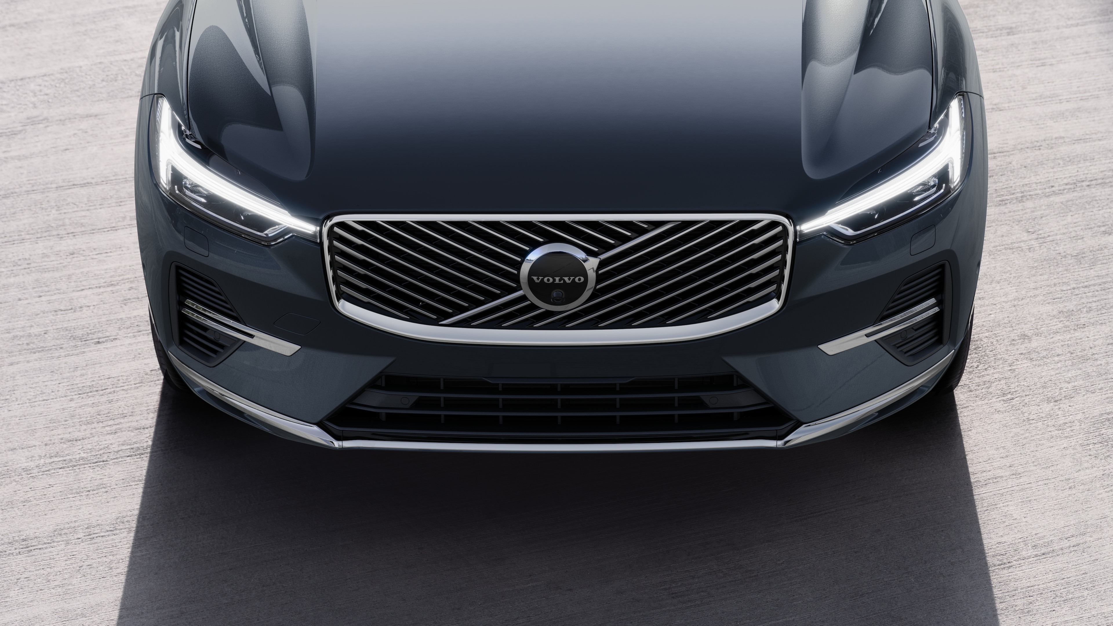 Екстер'єр автомобіля Volvo з оглядом у три чверті на тлі міської вулиці, на якому видно одну сторону, дах і частину передньої частини.