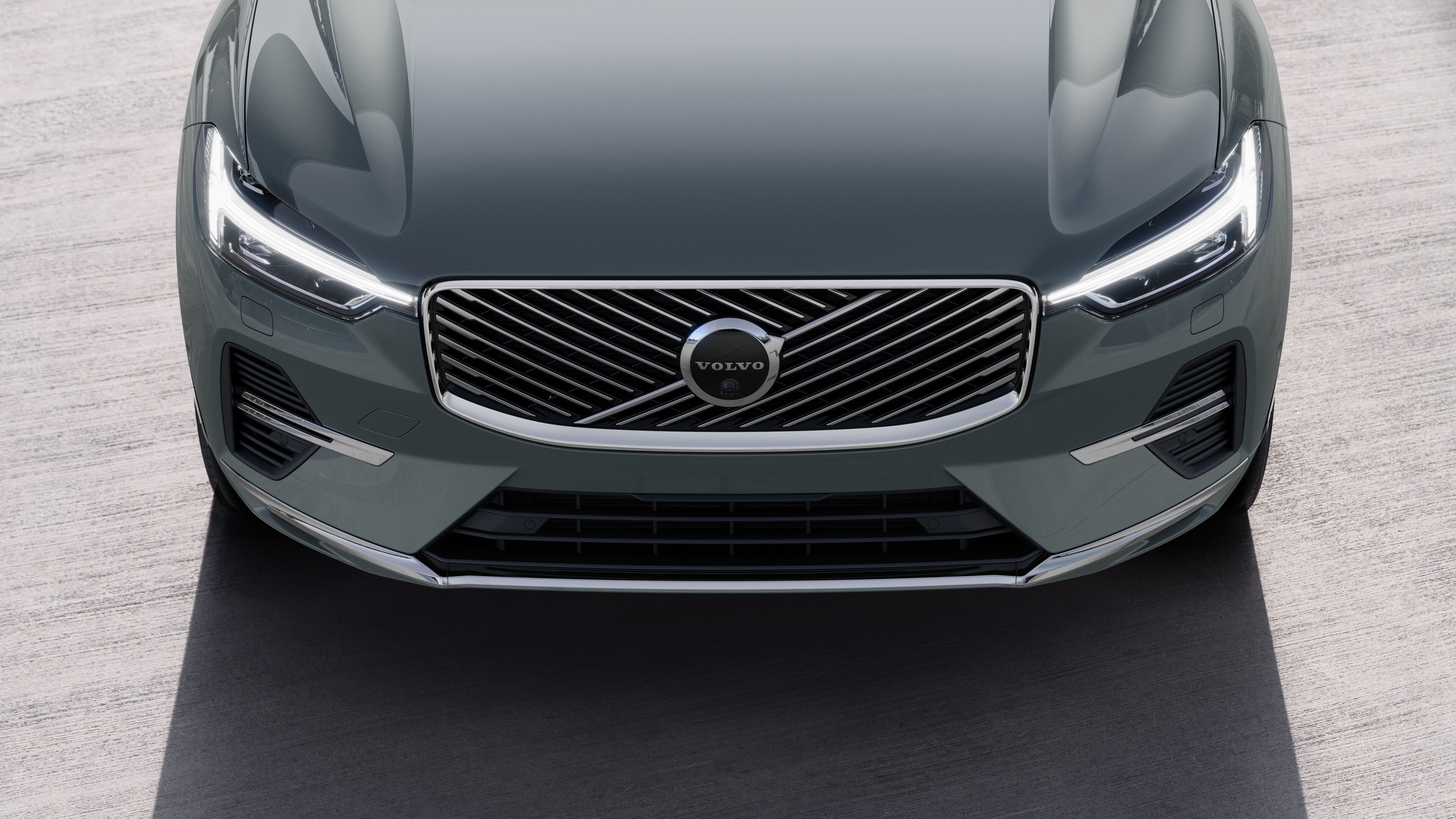 Екстер'єр автомобіля Volvo з оглядом у три чверті на тлі міської вулиці, на якому видно одну сторону, дах і частину передньої частини.