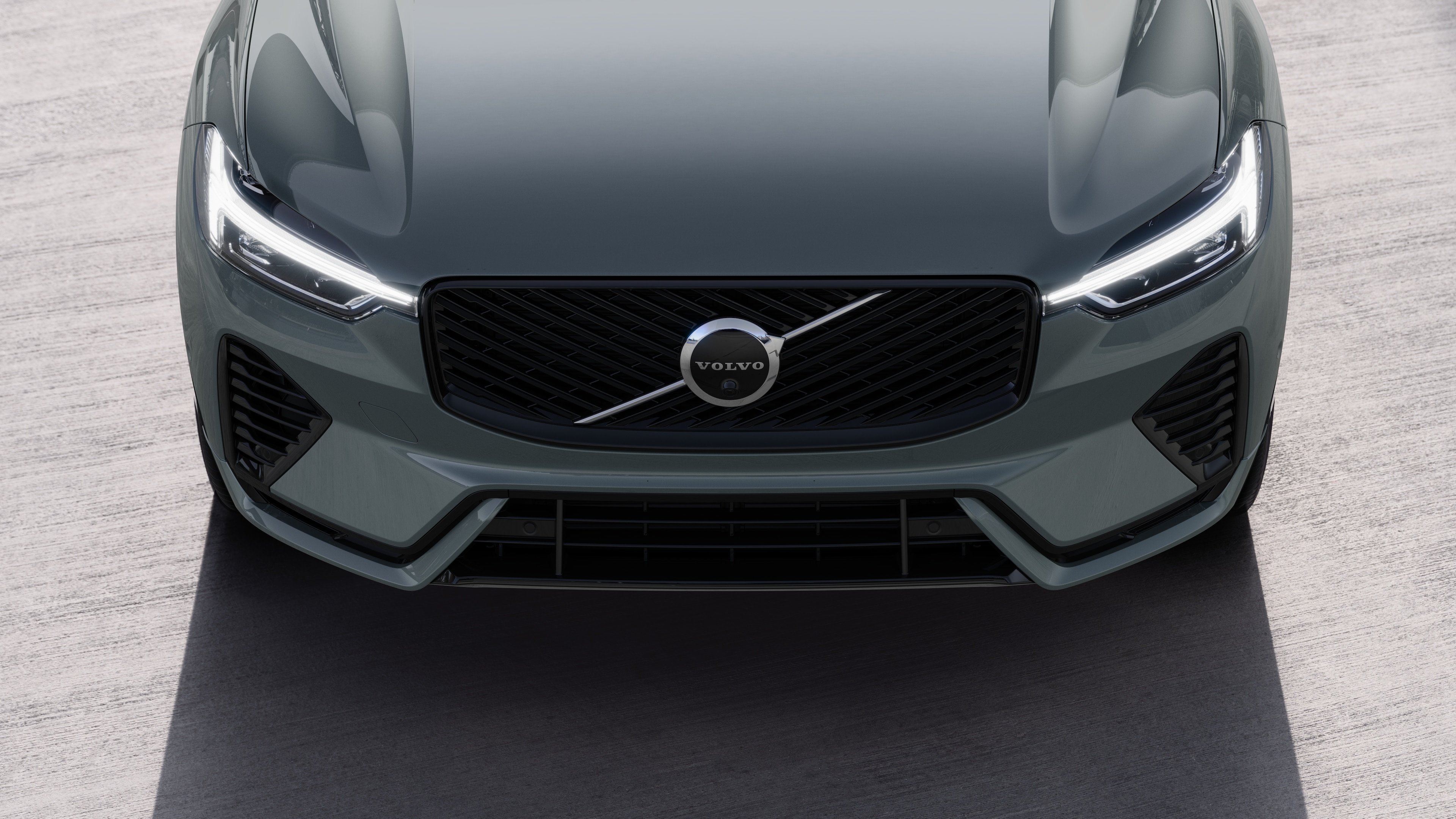 Exterior del vehículo Volvo en vista de tres cuartos sobre un fondo urbano de calles, mostrando un lado, el techo y parte del frente.