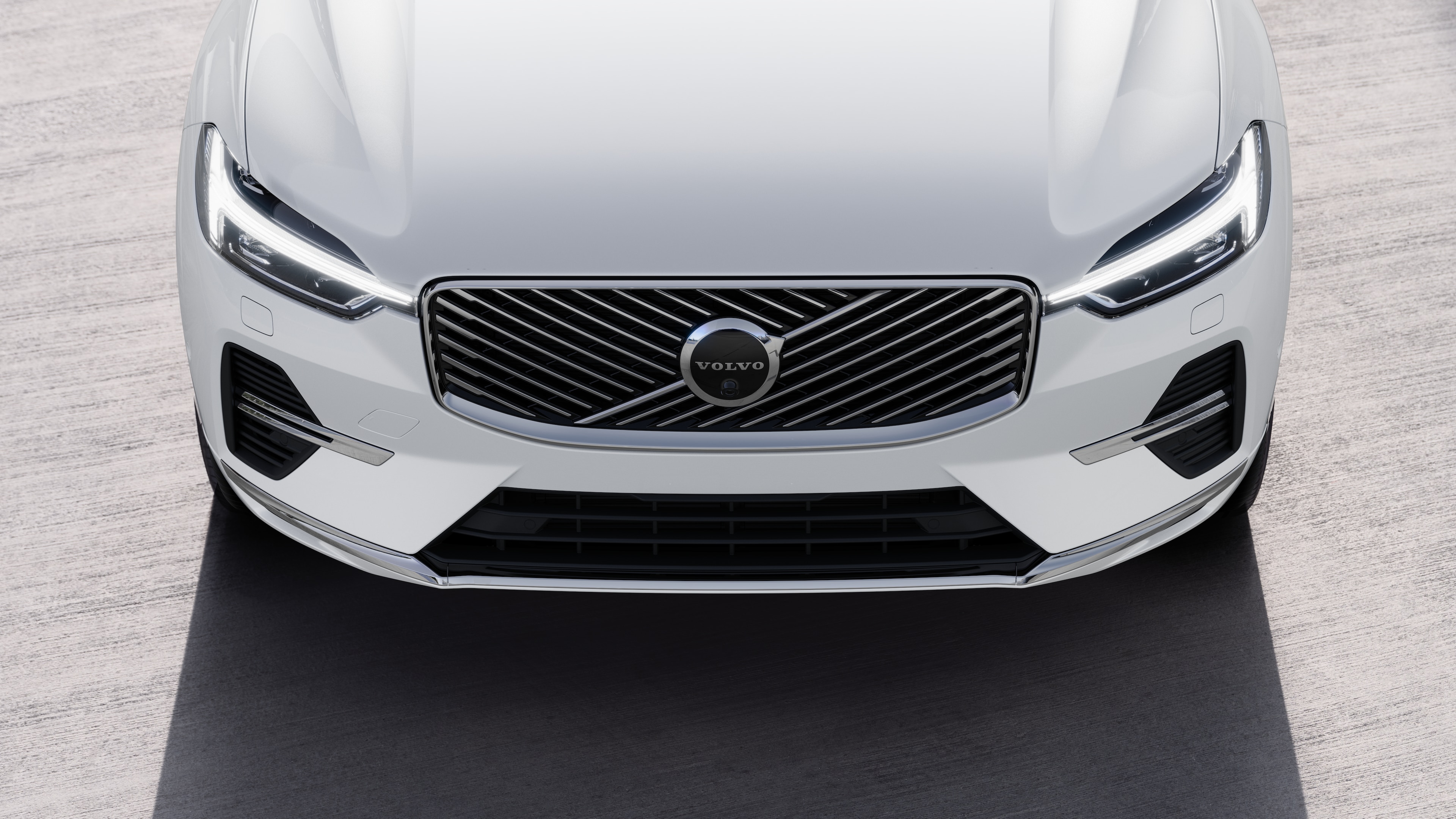 Екстер'єр автомобіля Volvo з оглядом у три чверті на тлі міської вулиці, на якому видно одну сторону, дах і частину передньої частини.