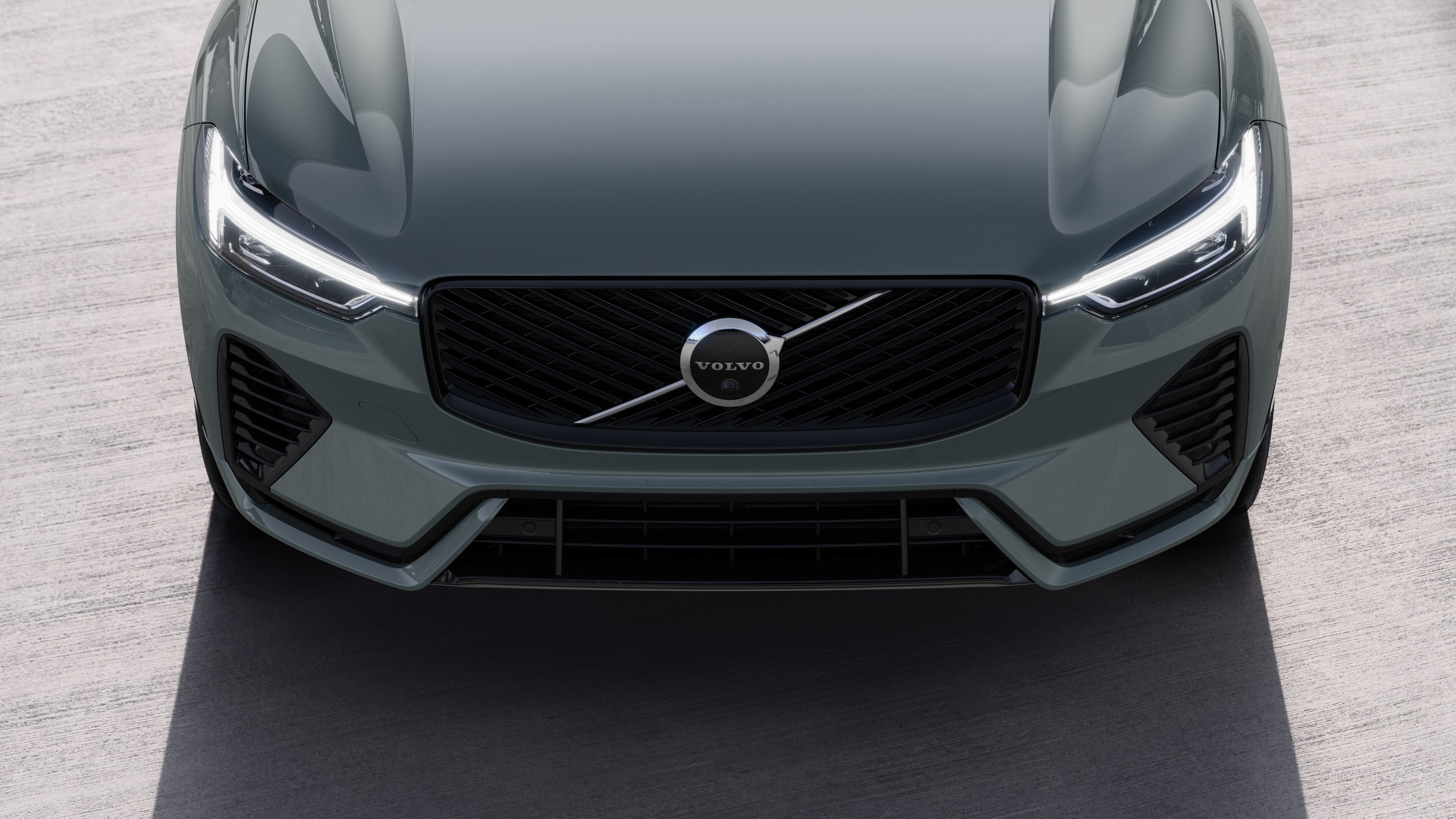 都会的な街路を背景に、片側、ルーフ、フロントの一部を4分の3で捉えたボルボ車のエクステリア。