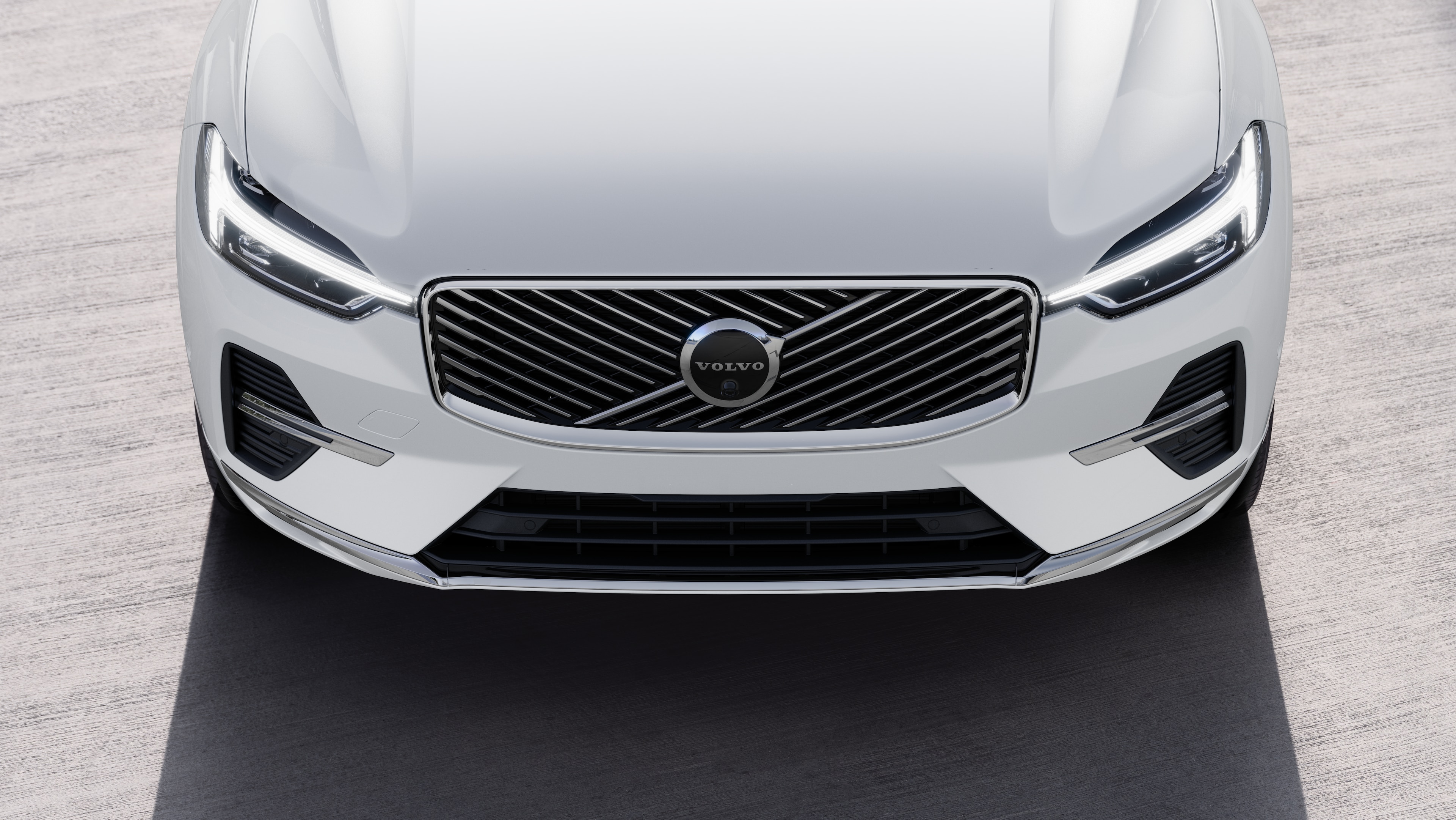 都会的な街路を背景に、片側、ルーフ、フロントの一部を4分の3で捉えたボルボ車のエクステリア。