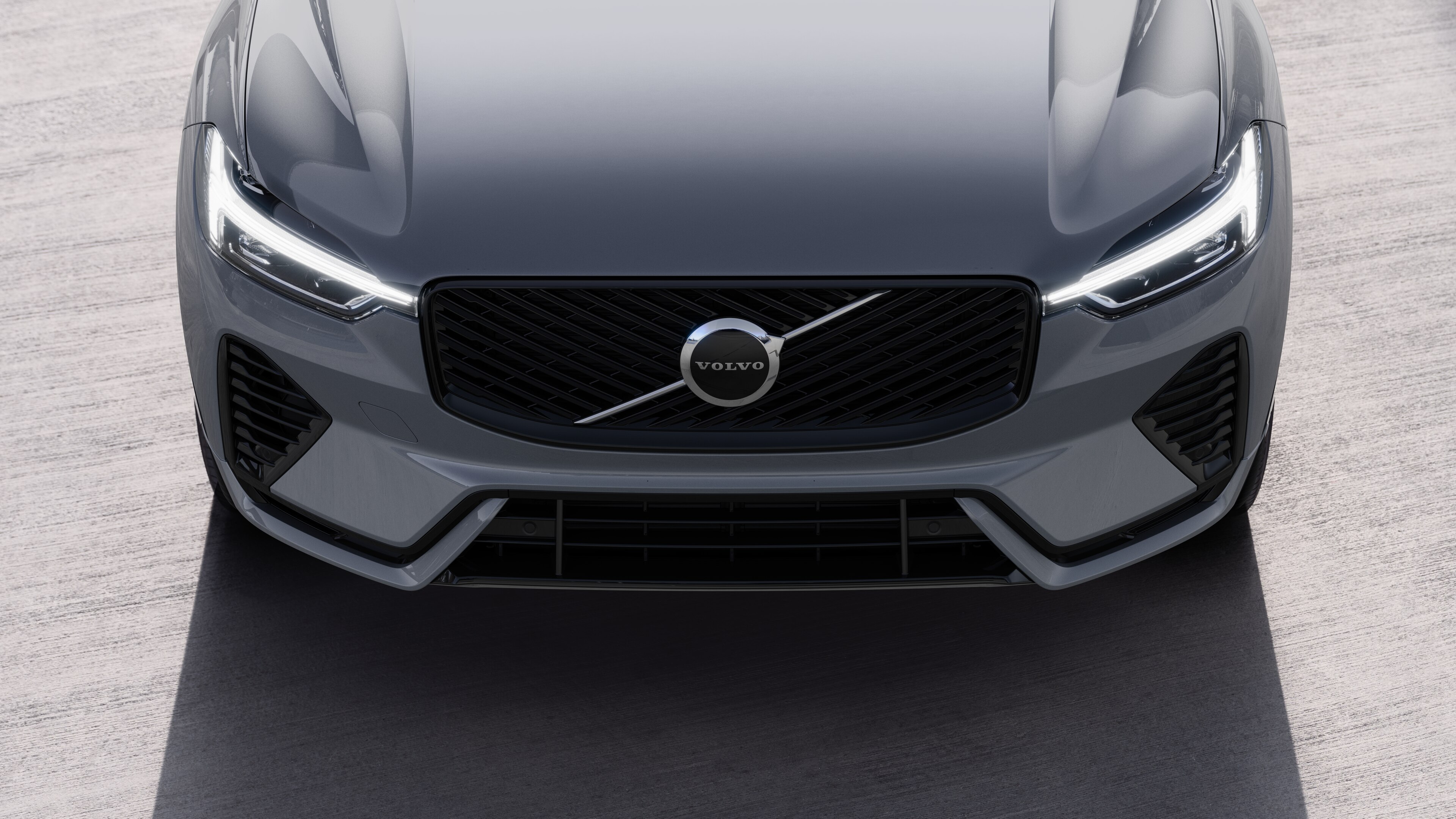 Nadwozie samochodu Volvo w trzech czwartych na tle miejskiej ulicy, z widocznym jednym bokiem, dachem i częścią przodu