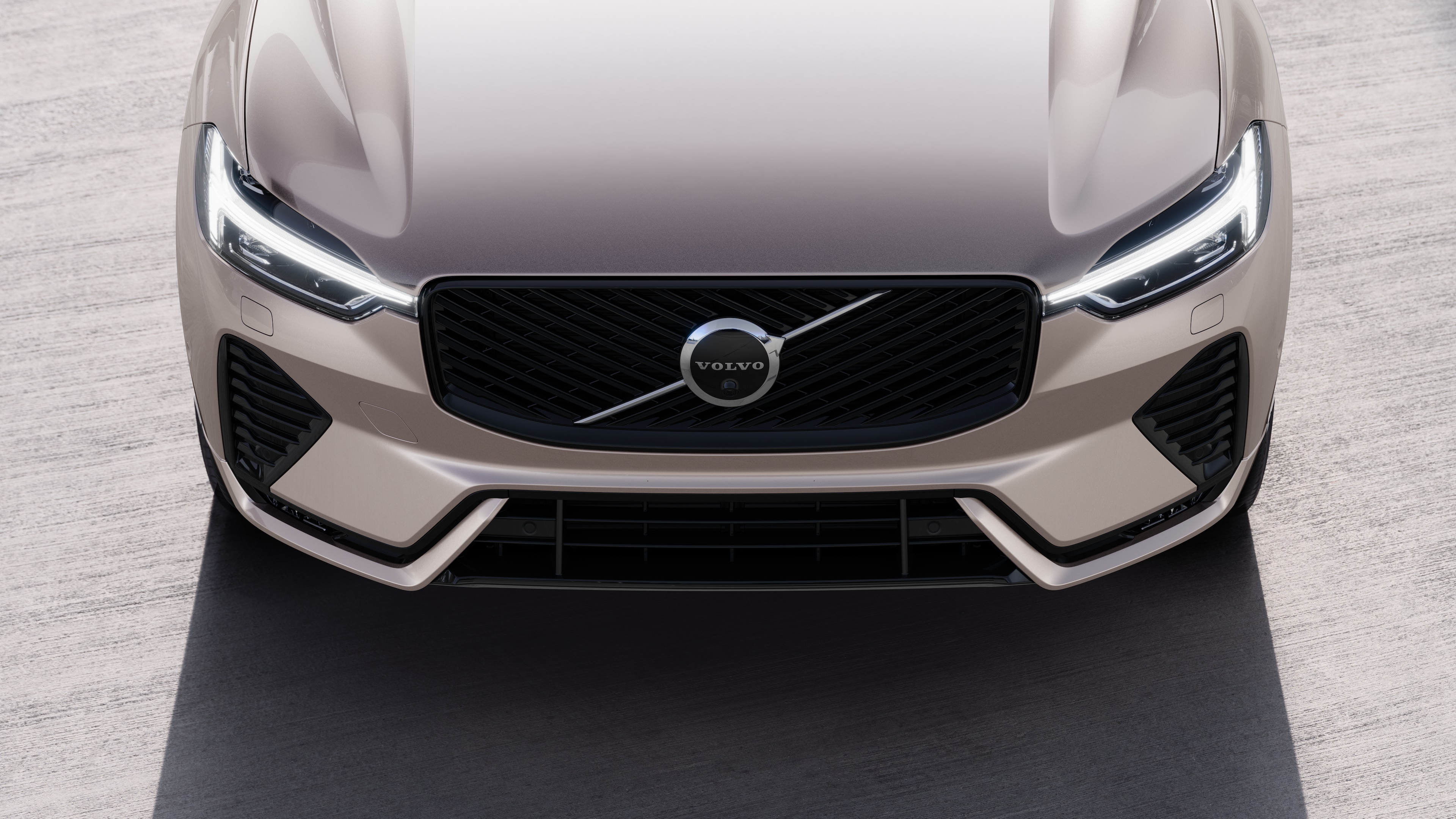 Екстер'єр автомобіля Volvo з оглядом у три чверті на тлі міської вулиці, на якому видно одну сторону, дах і частину передньої частини.