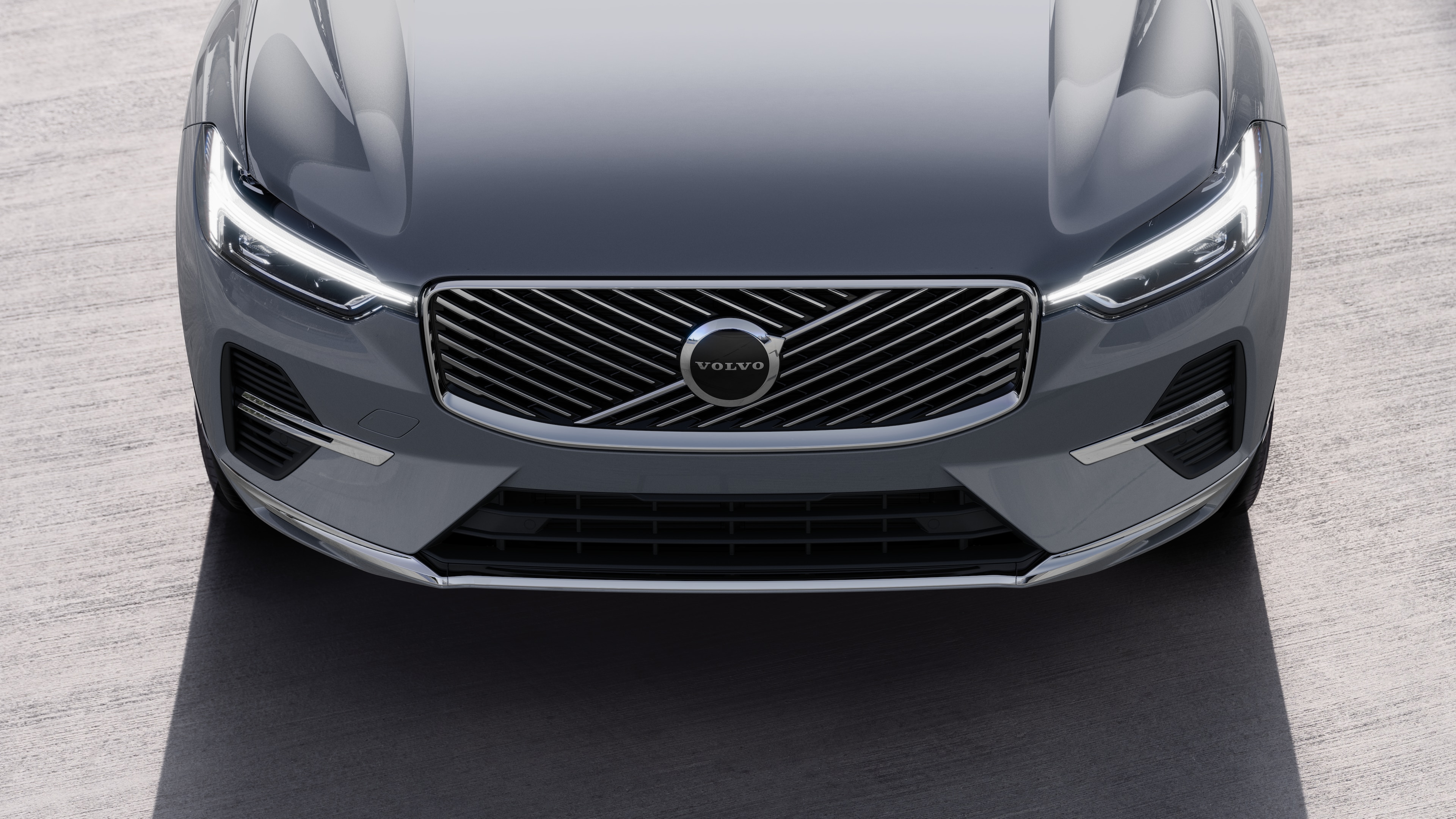 Exterior del vehículo Volvo en vista de tres cuartos sobre un fondo urbano de calles, mostrando un lado, el techo y parte del frente.