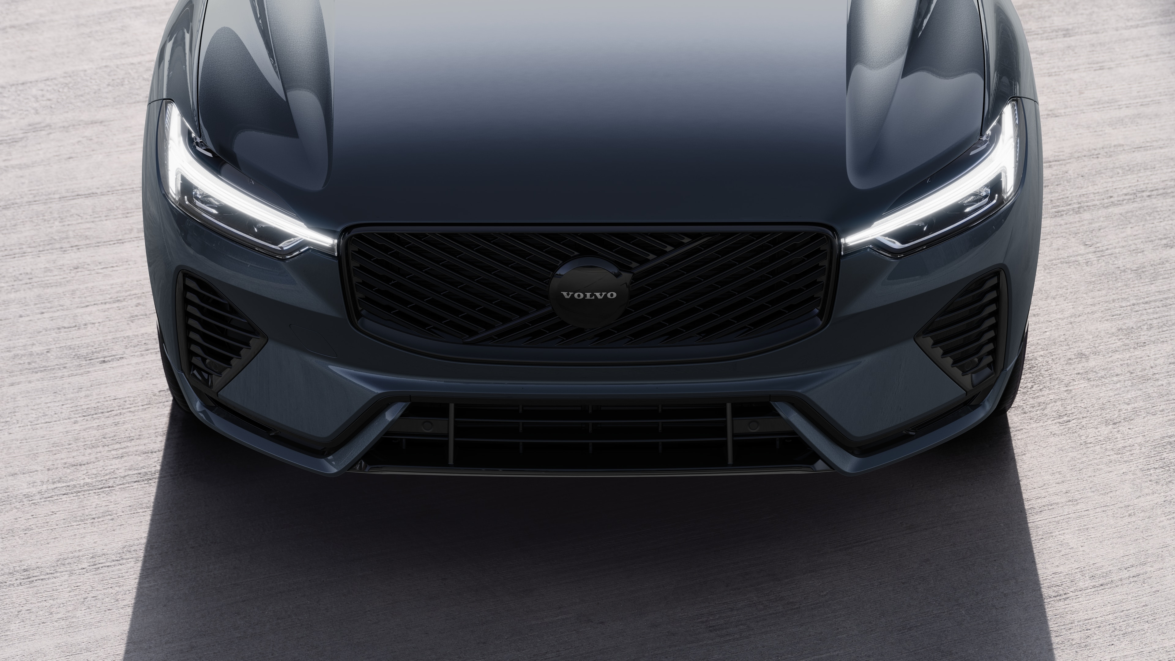 Außenansicht eines Volvo in Dreiviertelansicht auf einer städtischen Straße, mit einer Seite, dem Dach und einem Teil der Front.