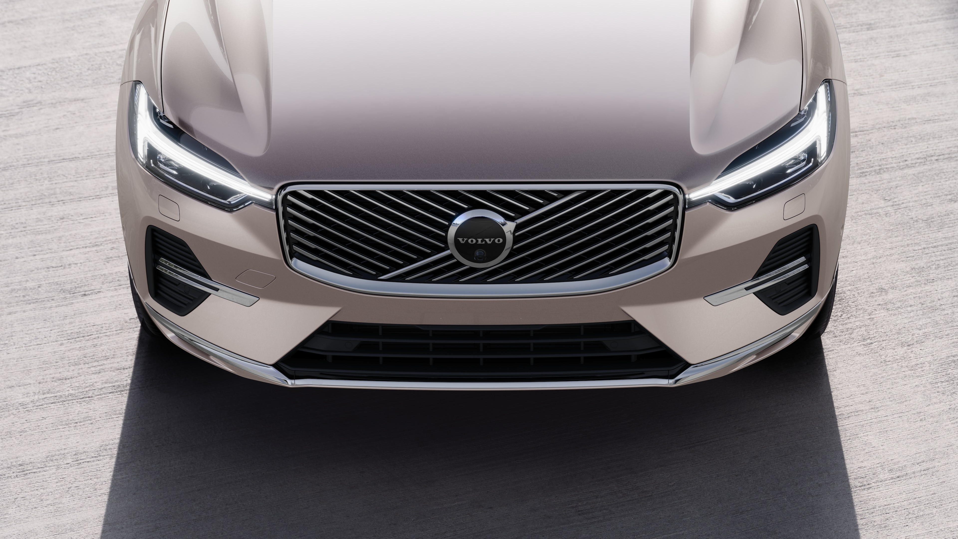 Esterno di un'auto Volvo visto di tre quarti su sfondo urbano con un lato, il tetto e parte della parte anteriore.