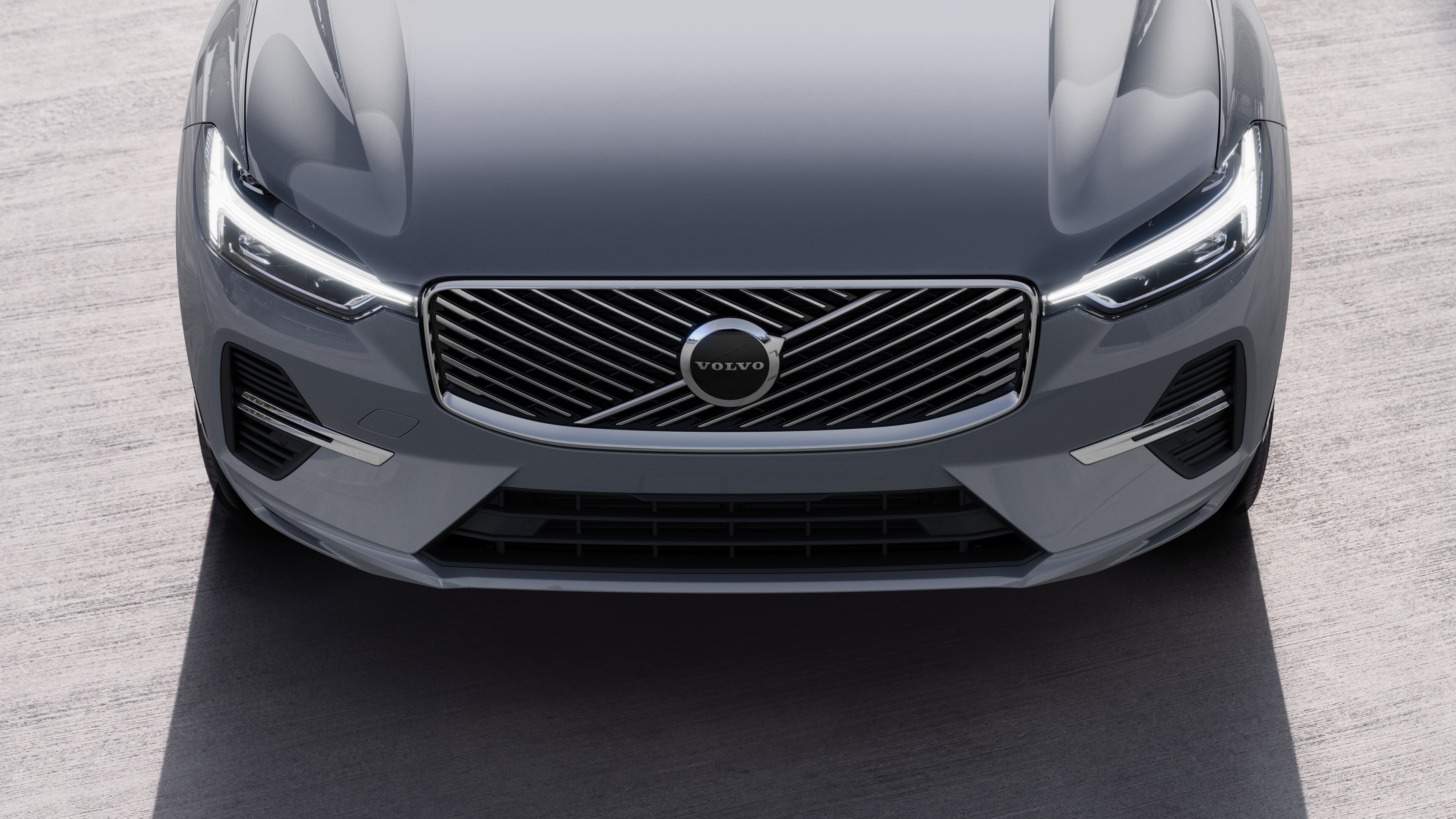 Esterno di un'auto Volvo visto di tre quarti su sfondo urbano con un lato, il tetto e parte della parte anteriore.