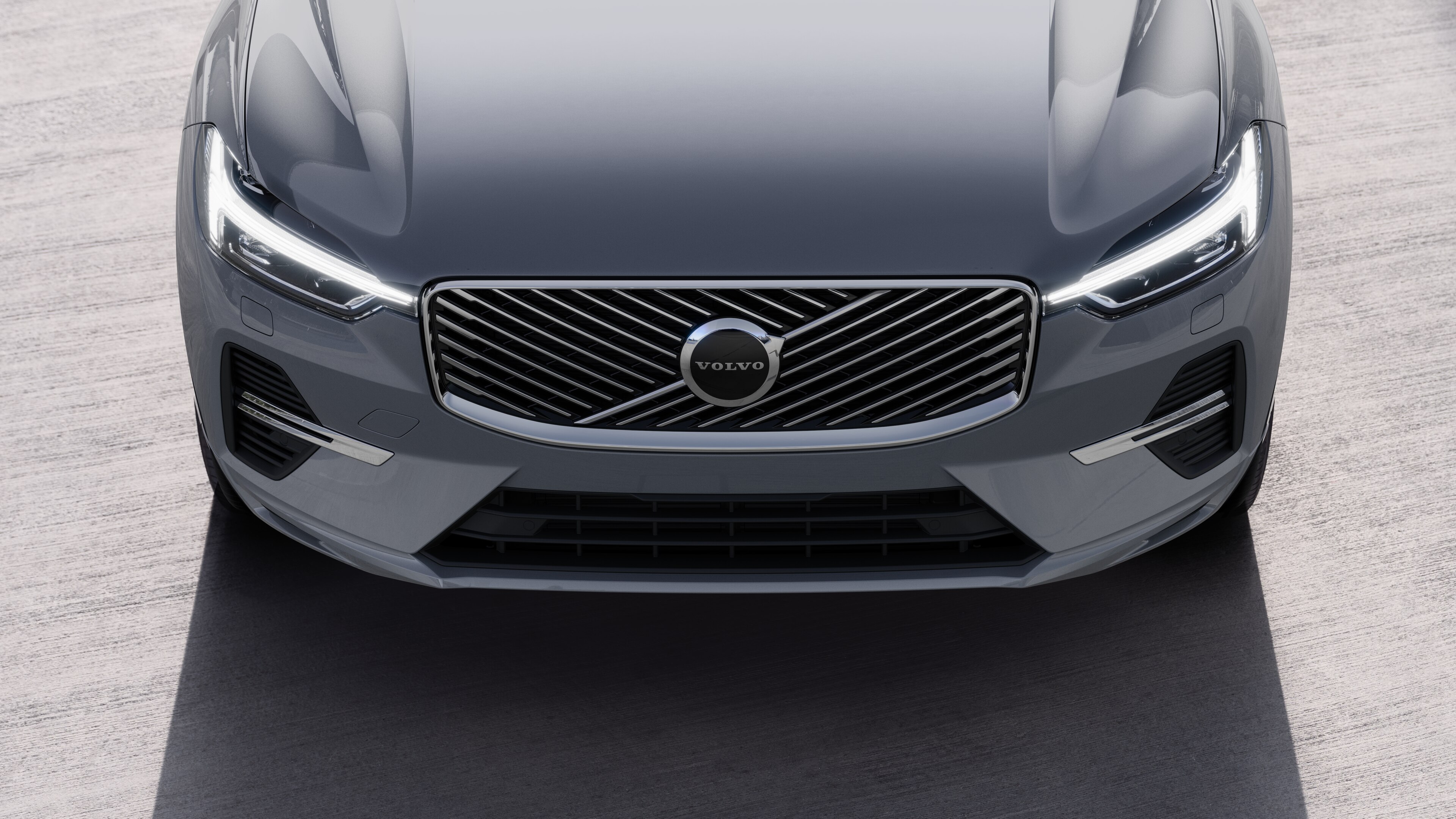 Volvo-auton ulkopuoli kolmen neljäsosan näkymässä kaupunkien katutaustalla, toinen puoli, katto ja osa edestä.