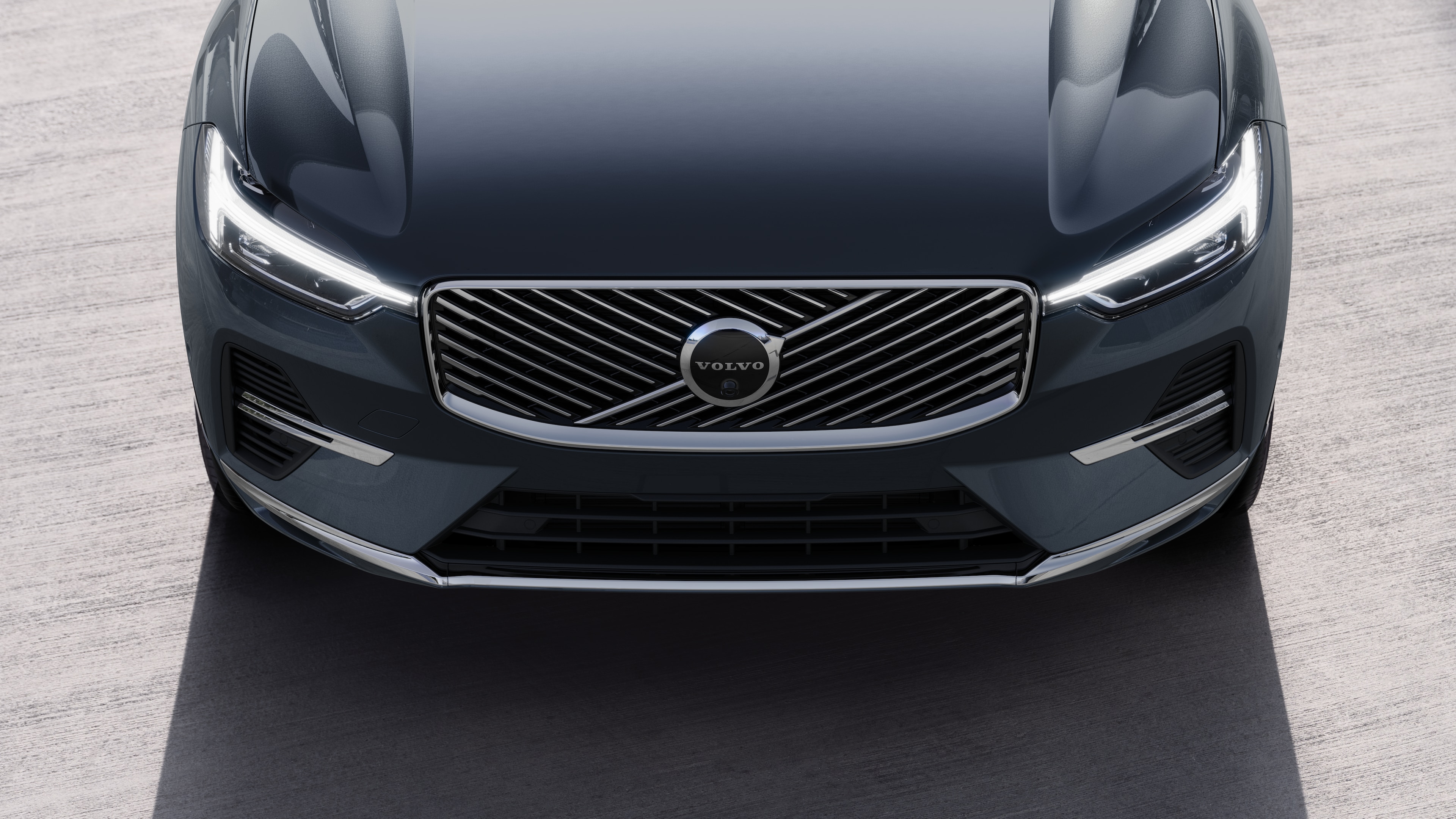منظر خارجي لسيارة فولفو من ثلاثة أرباع سيارة فولفو على خلفية شارع حضري، يظهر جانبا واحدا وسقفا وجزءا من المقدمة.