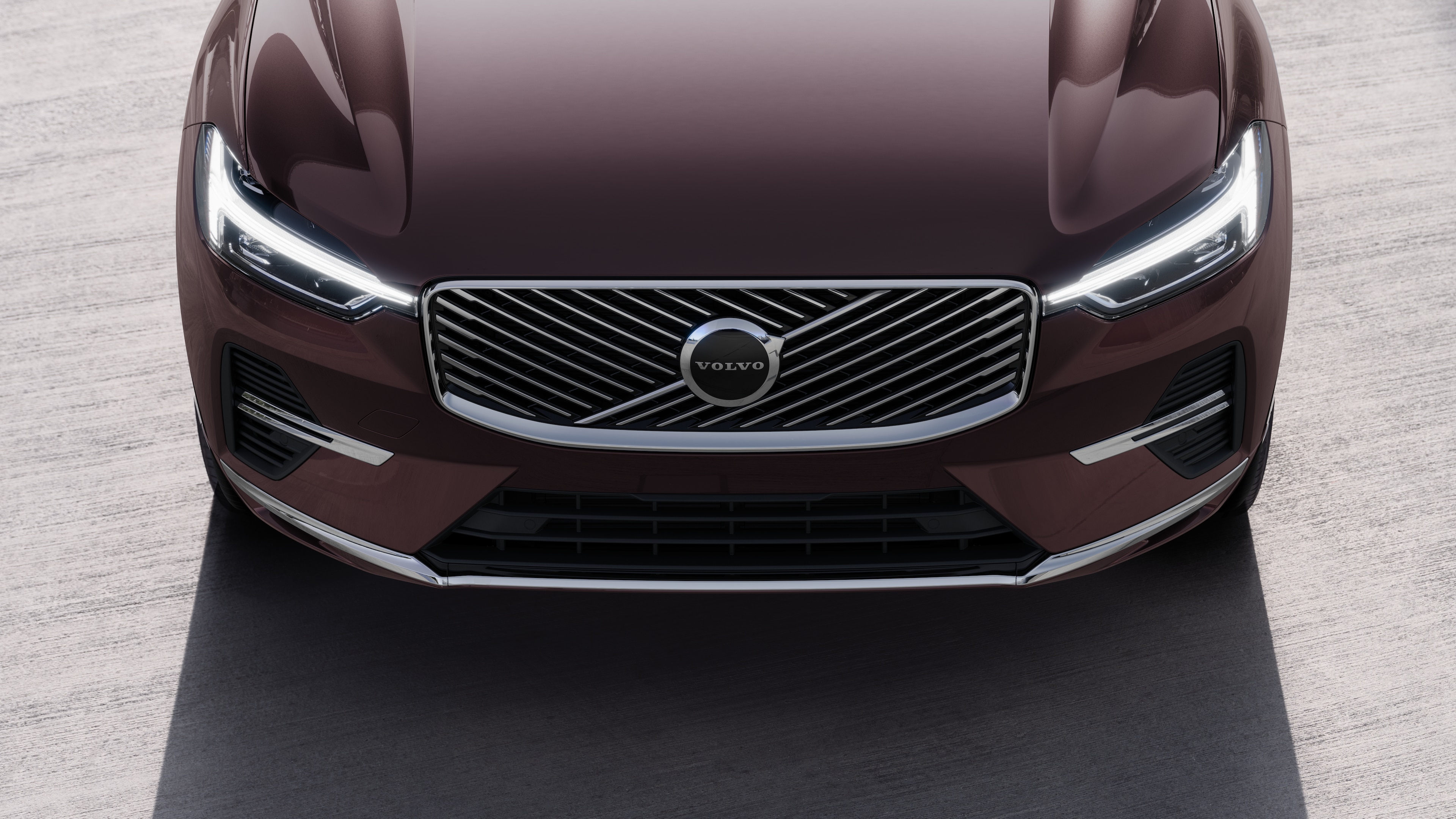 Exterior del vehículo Volvo en vista de tres cuartos sobre un fondo urbano de calles, mostrando un lado, el techo y parte del frente.