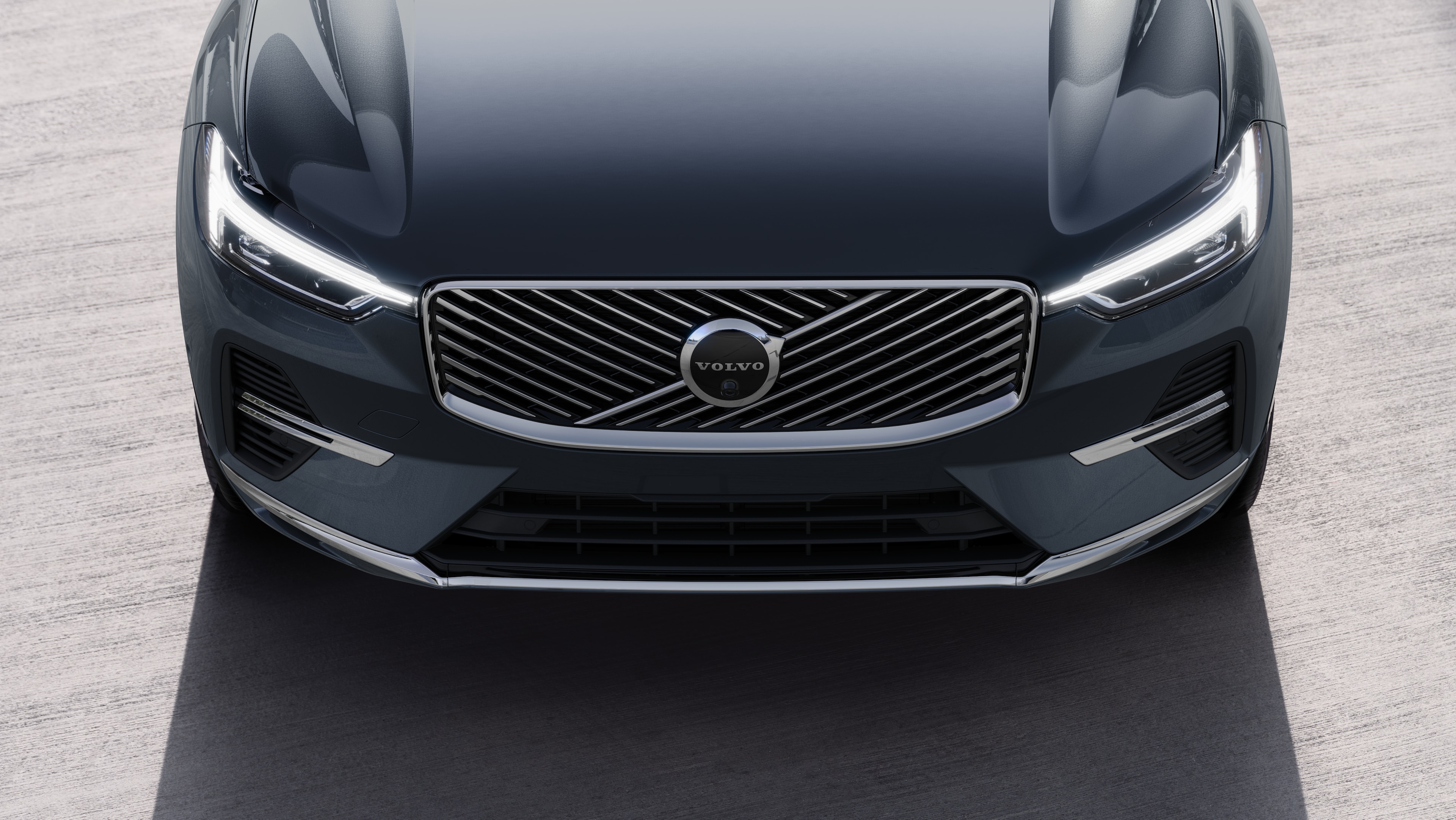 Exterior del vehículo Volvo en vista de tres cuartos sobre un fondo urbano de calles, mostrando un lado, el techo y parte del frente.