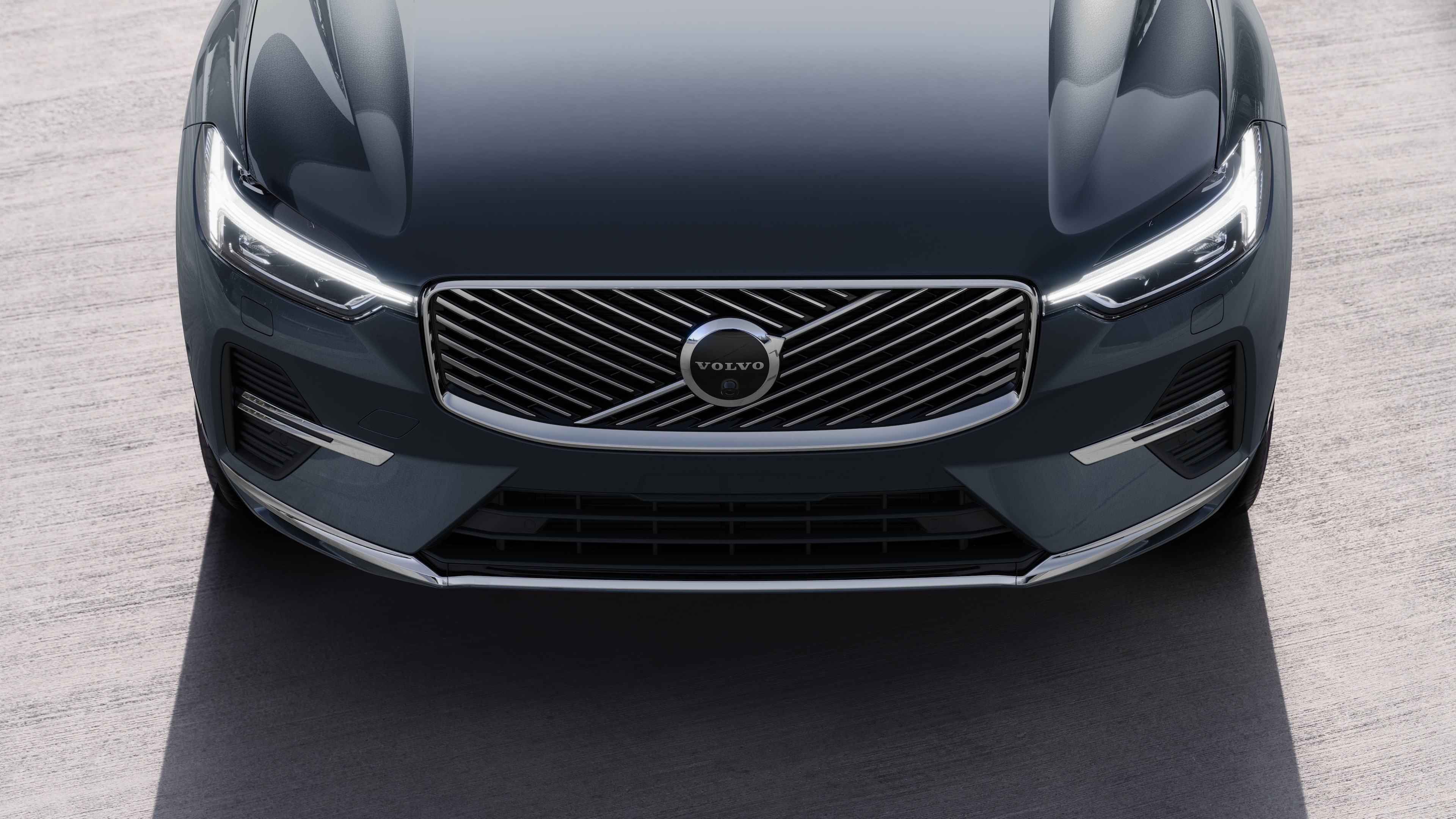 Esterno di una Volvo vista di tre quarti sullo sfondo di una strada urbana, con un lato, il tetto e parte della parte anteriore.